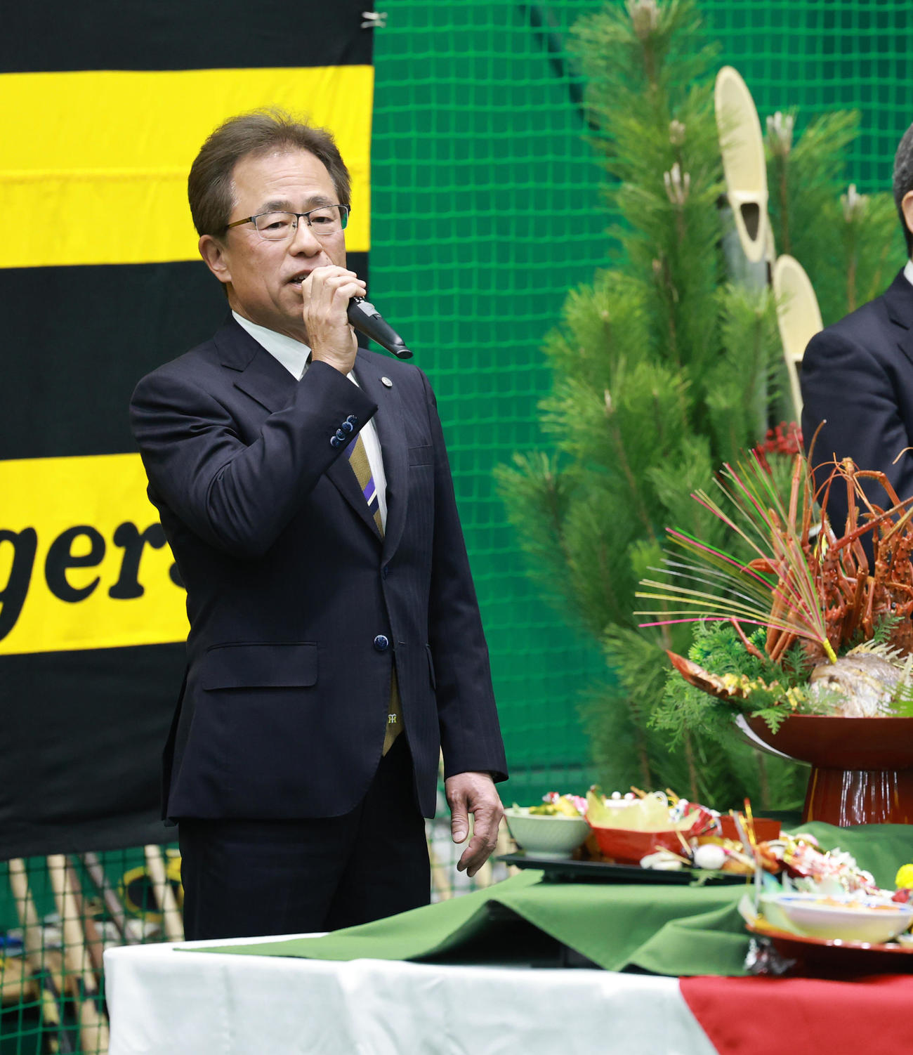 阪神タイガース粟井社長は年賀式であいさつをする（撮影・上田博志）