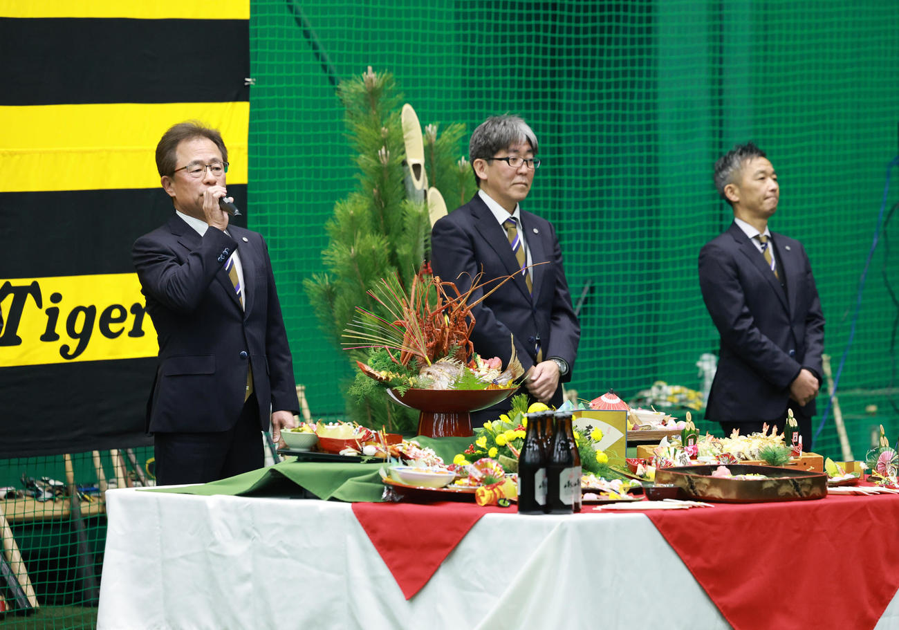 年賀式であいさつをする阪神タイガース粟井社長（撮影・上田博志）