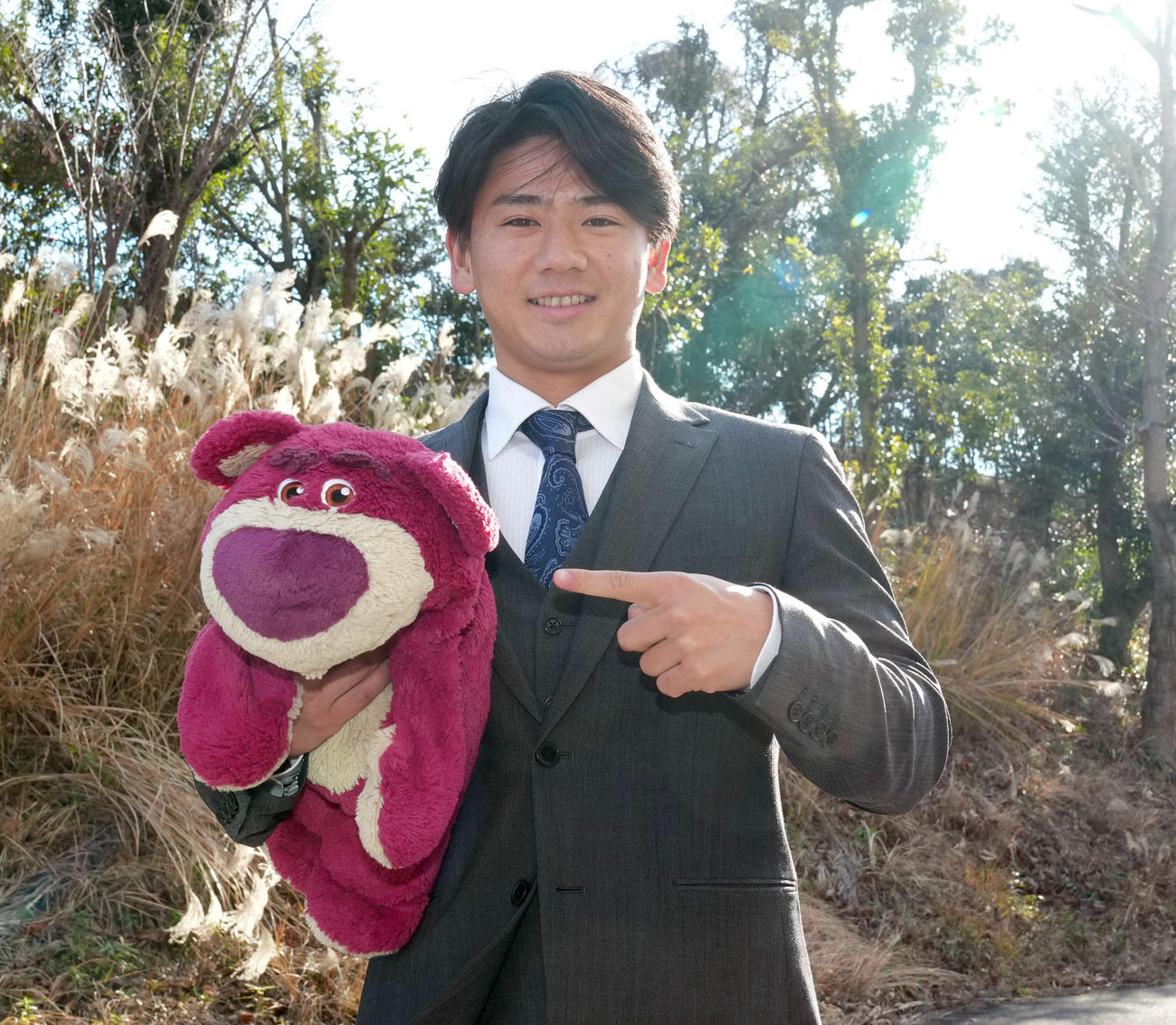 トイストーリーの「ロッツォ」のぬいぐるみを持参し入寮する日本ハムドラフト3位の大塚（撮影・たえ見朱実）