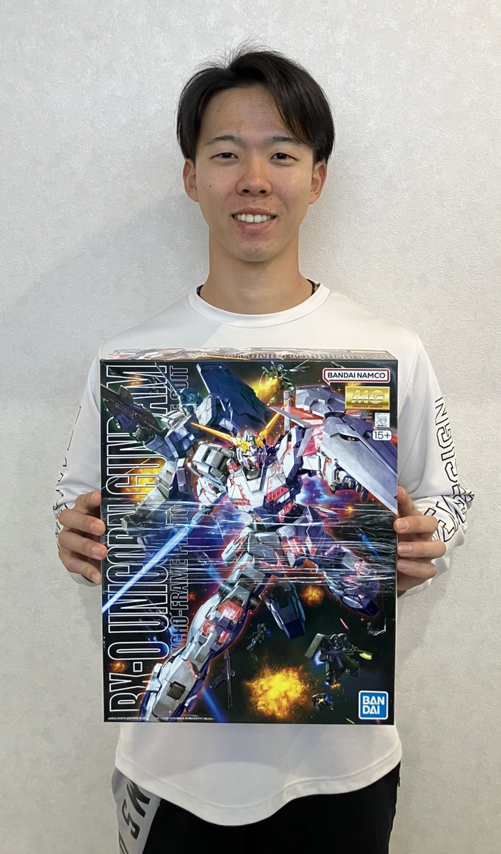 後輩から贈られたガンダムのプラモデルを手にする日本ハムドラフト1位の大川（球団提供）