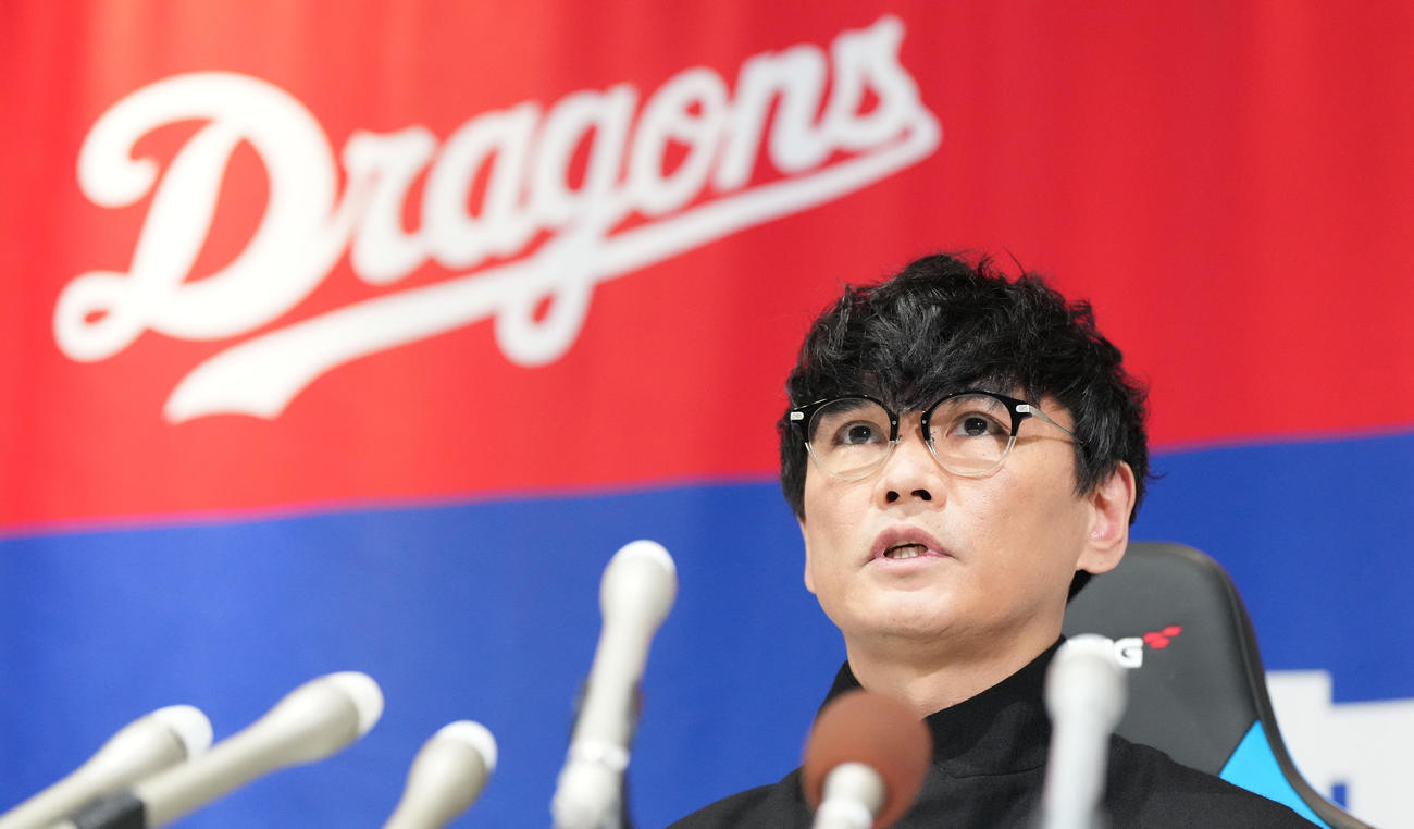 ドラゴンズ90周年広報アンバサダーに就任し会見するサカナクションの山口一郎（撮影・森本幸一）