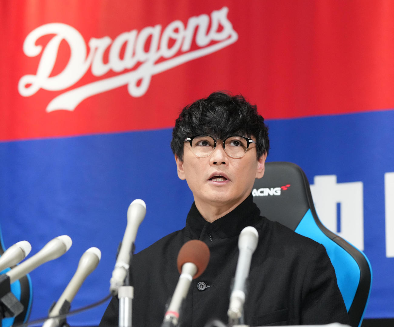 ドラゴンズ90周年広報アンバサダーに就任し会見するサカナクションの山口一郎（撮影・森本幸一）