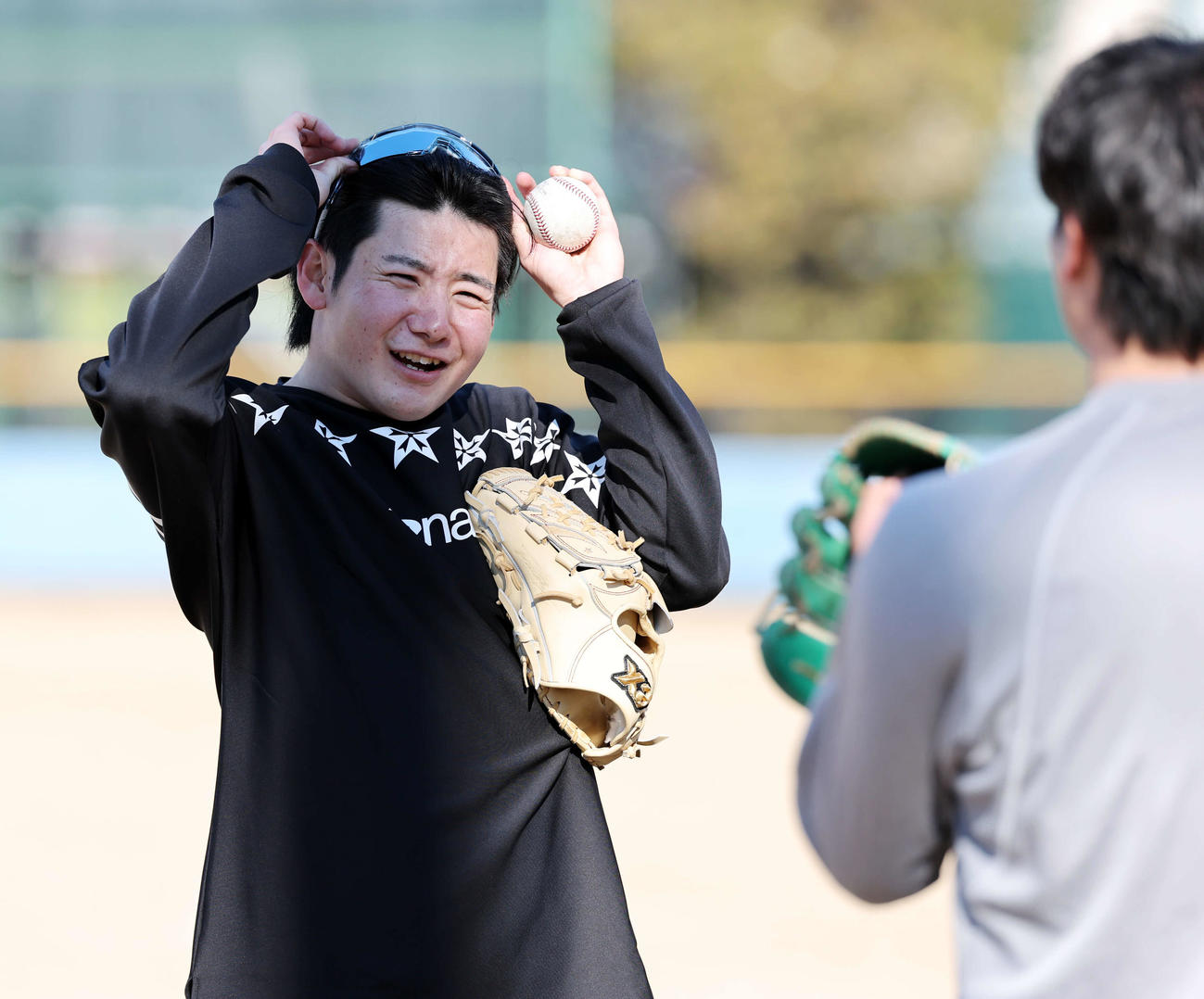 自主トレを開始し、キャッチボールで明るい表情を見せる巨人竹丸（撮影・浅見桂子）