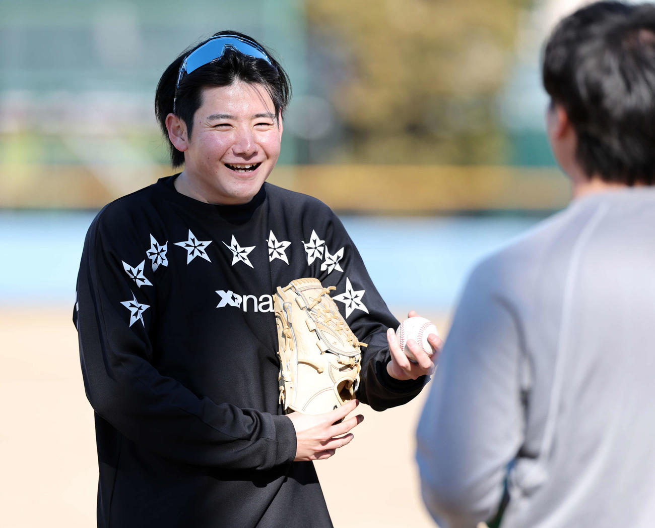 自主トレを開始し、キャッチボールで明るい表情を見せる巨人竹丸（撮影・浅見桂子）