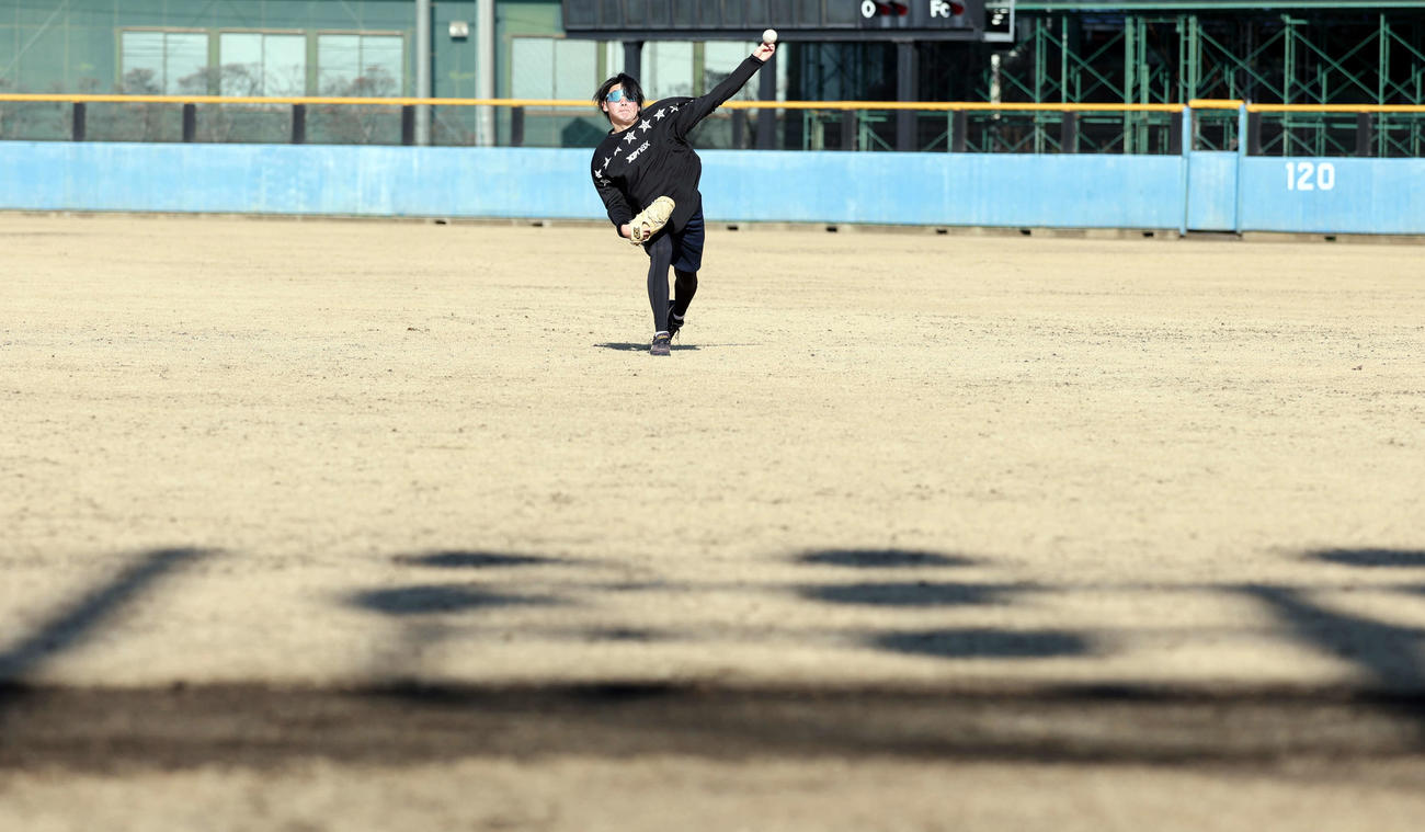 自主トレを開始しキャッチボールをする巨人竹丸（撮影・浅見桂子）