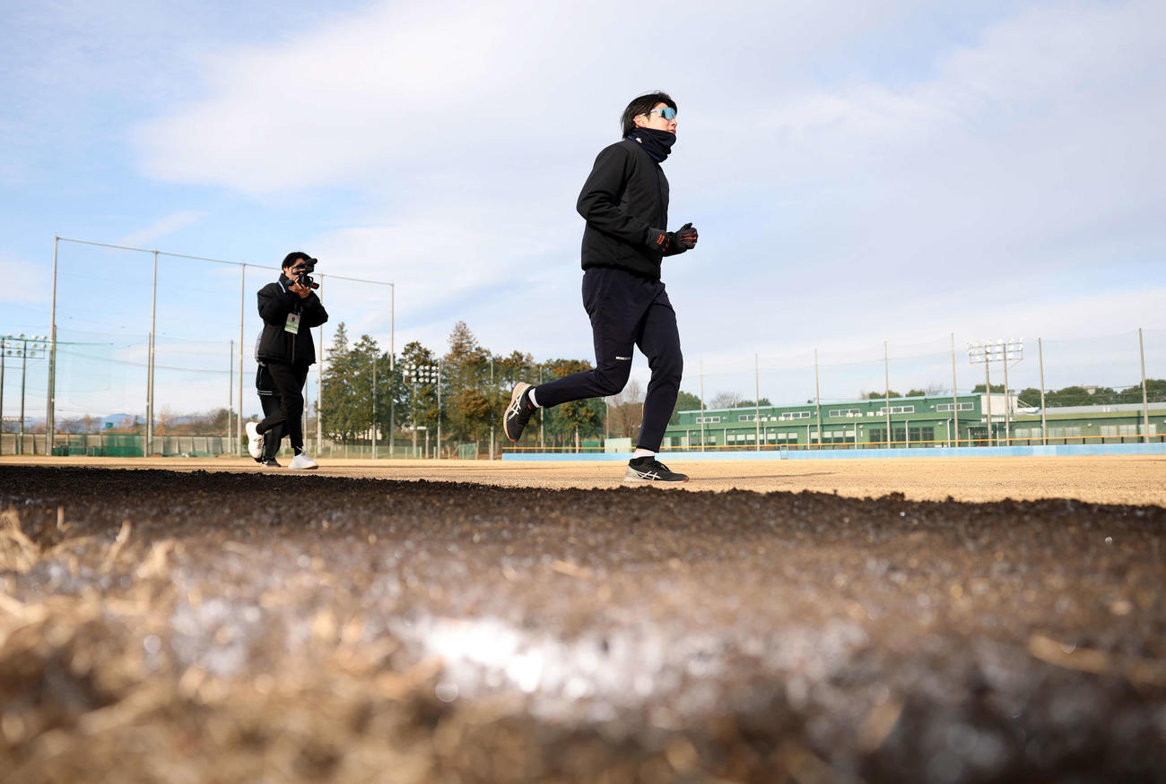 霜が降りたグラウンドでランニングする巨人竹丸（撮影・浅見桂子）