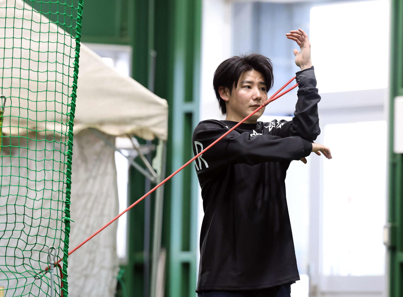 自主トレを開始し、入念にチューブトレーニングする巨人竹丸（撮影・浅見桂子）
