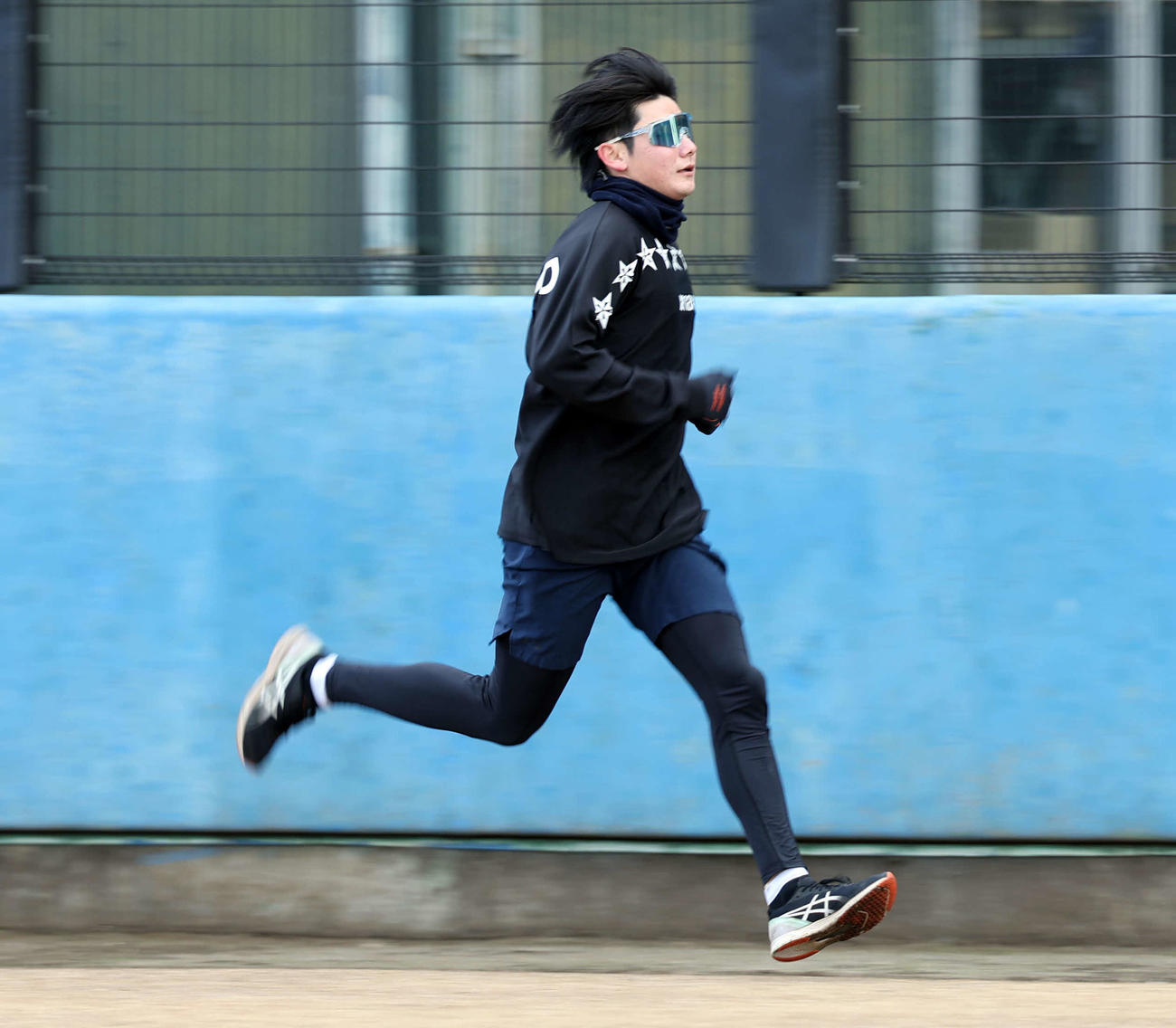 外野で走り込む巨人竹丸（撮影・浅見桂子）