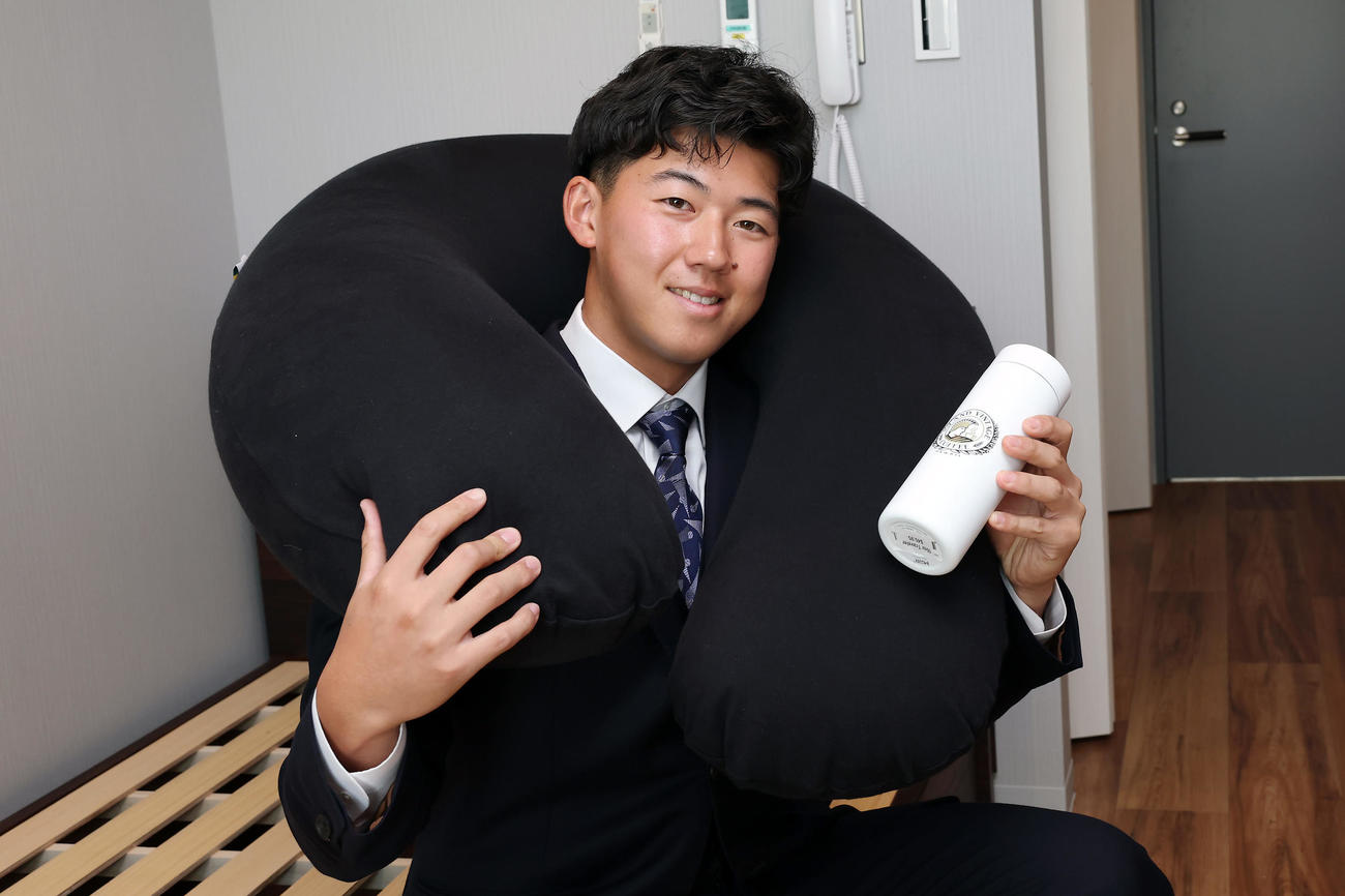 森下から贈られたタンブラーとクッションを手に、笑顔を見せる阪神ドラフト1位の立石