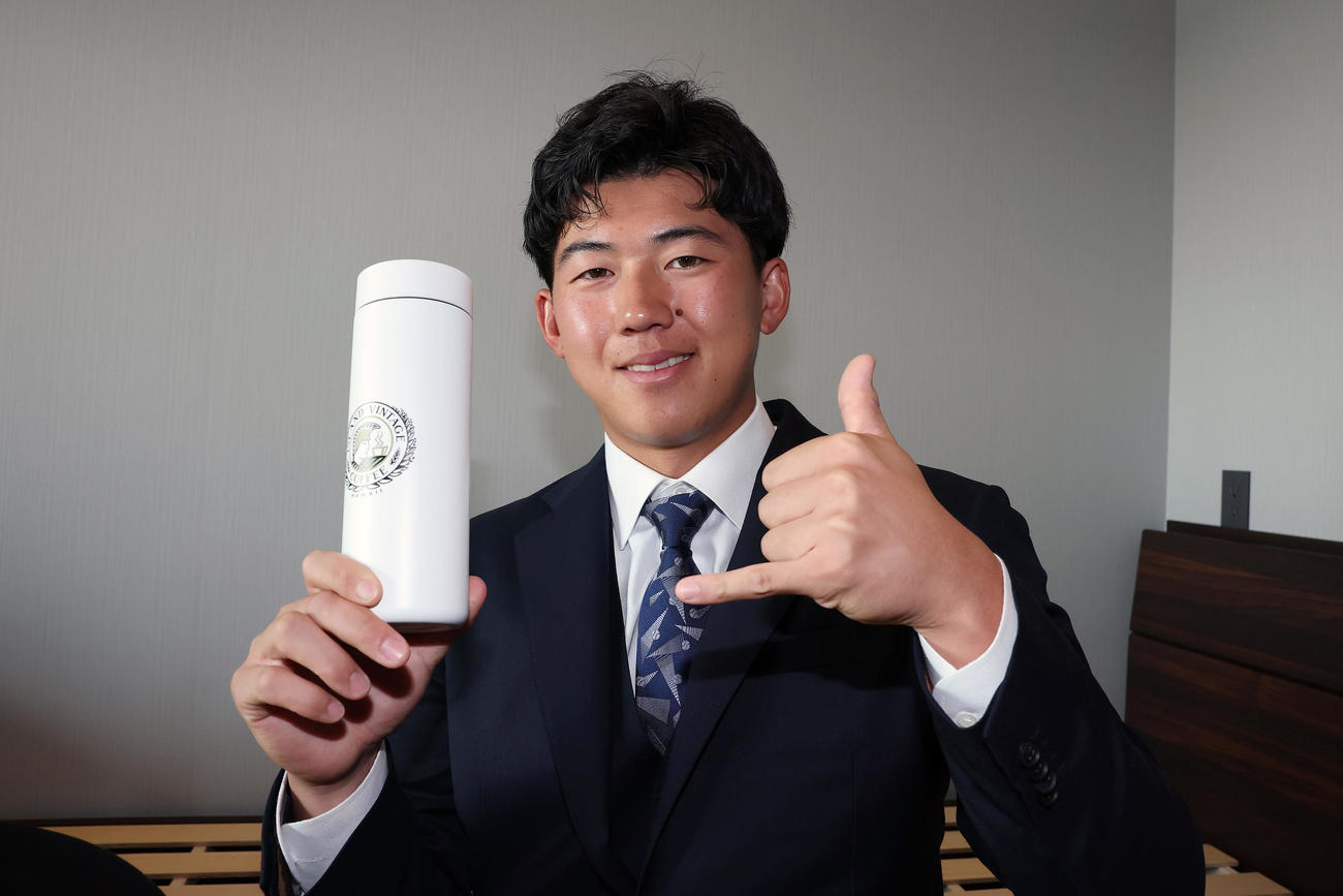入寮した阪神ドラフト1位の立石は、森下から贈られたタンブラーを手に笑顔を見せる