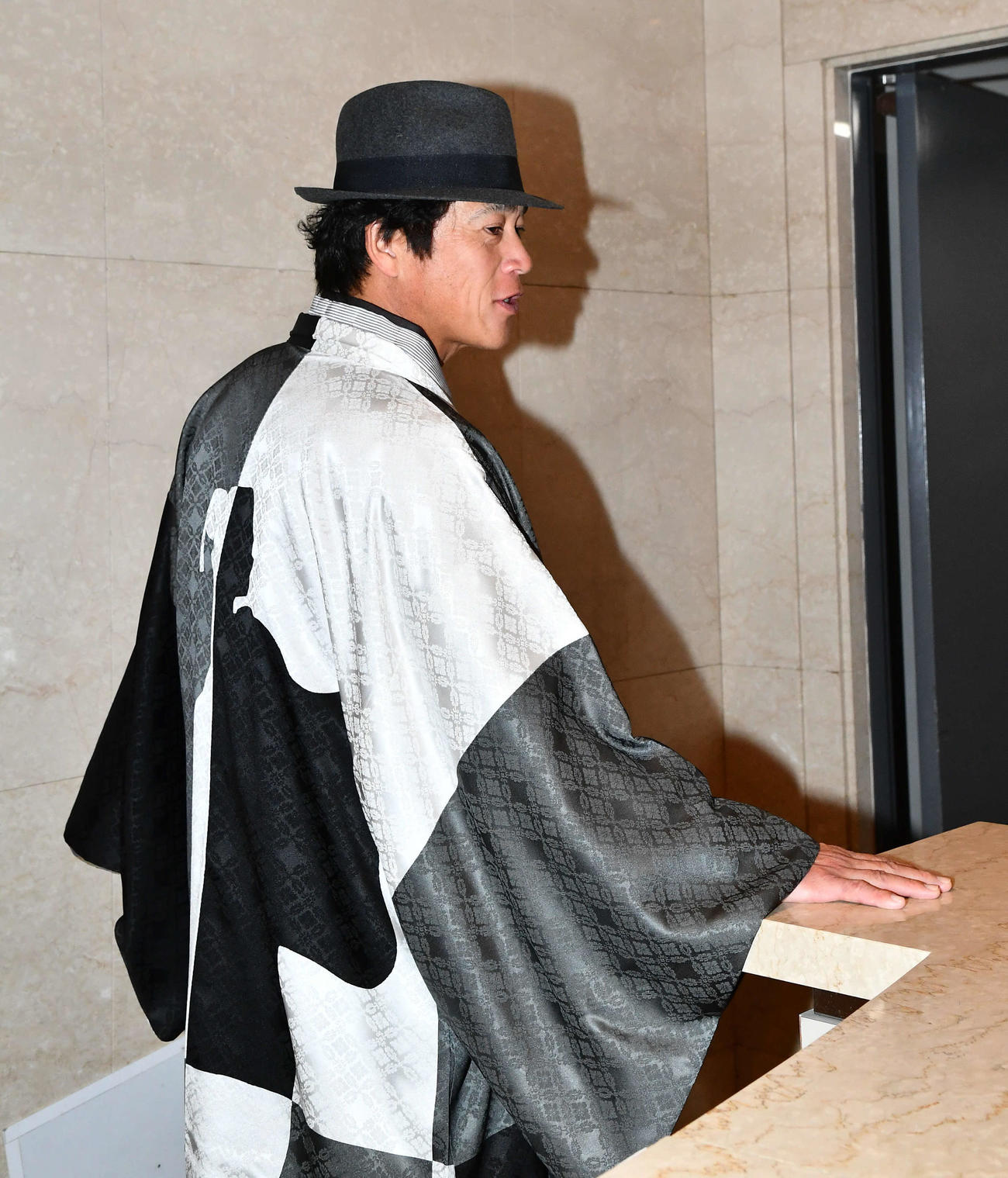 新年の鏡開きを終えて引き揚げるソフトバンク城島CBO（撮影・岩下翔太）