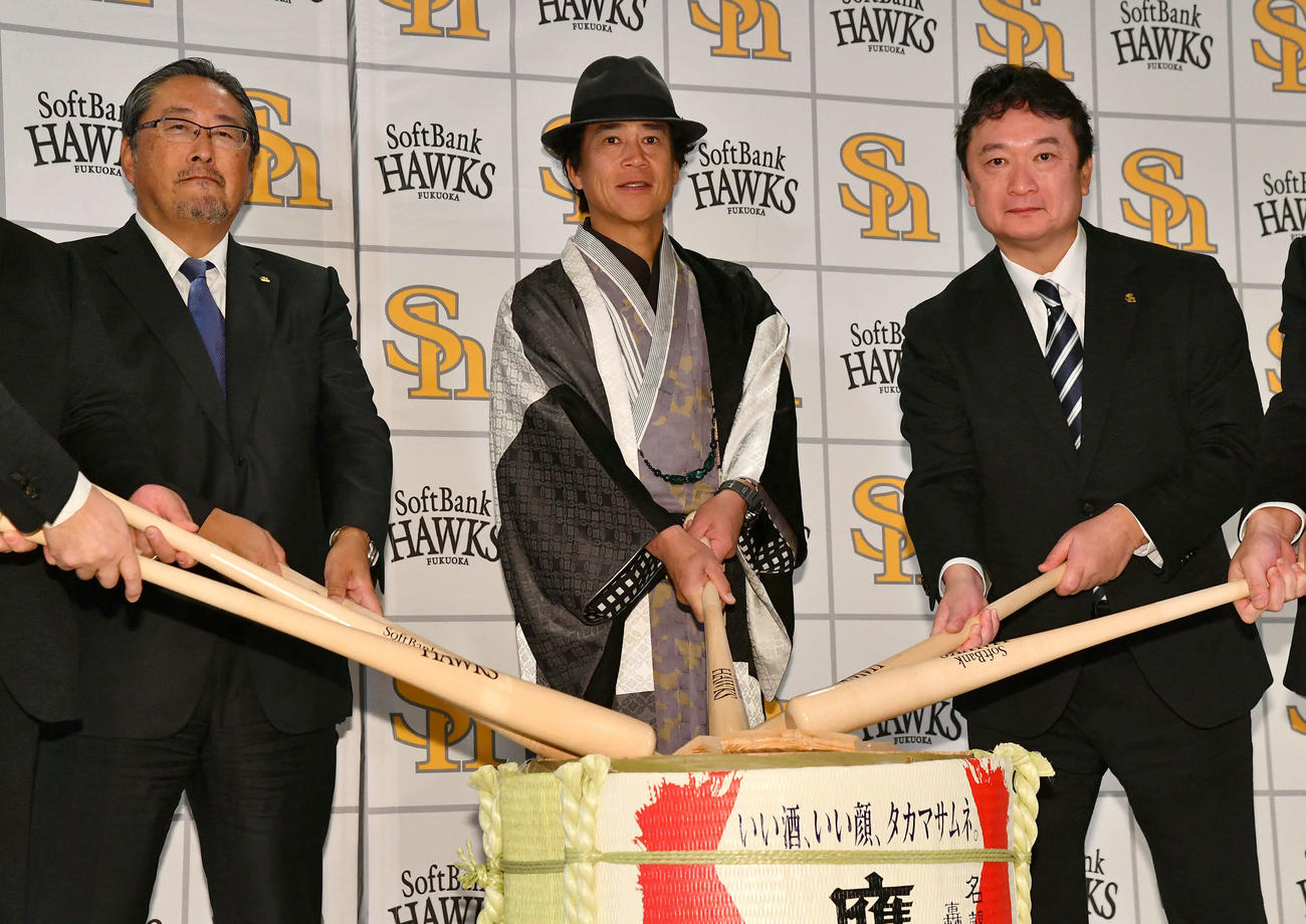 新年の鏡開きを行った、左から後藤球団社長、城島CBO、三笠取締役GMら（撮影・岩下翔太）