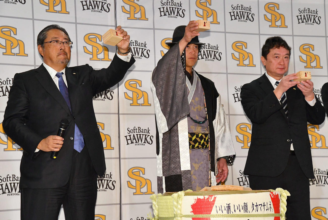 新年の鏡開きを終えて乾杯する、左から後藤球団社長、城島CBO、三笠取締役GMら（撮影・岩下翔太）