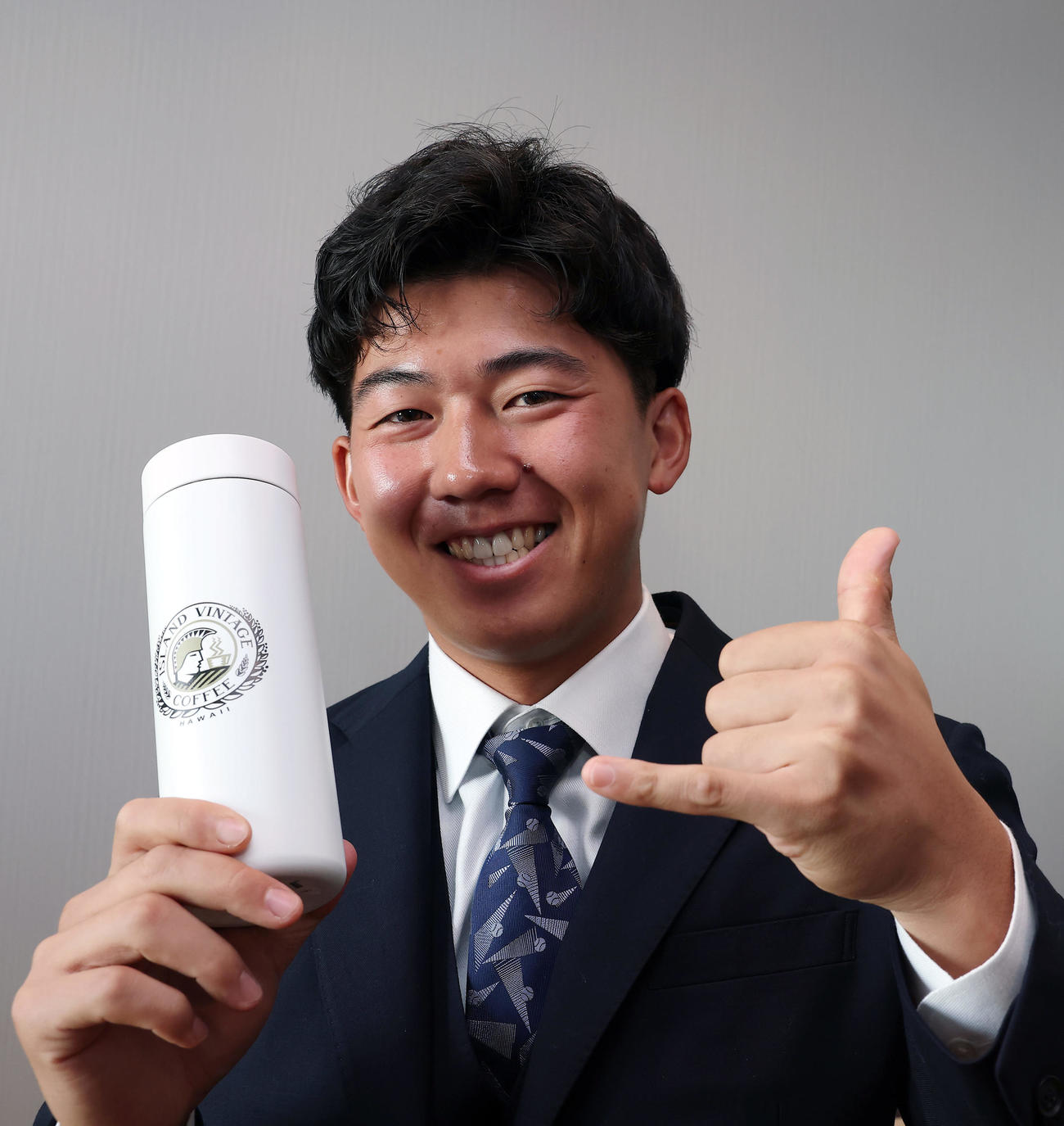 入寮した阪神ドラフト1位の立石は、森下から贈られたタンブラーを手に笑顔を見せる