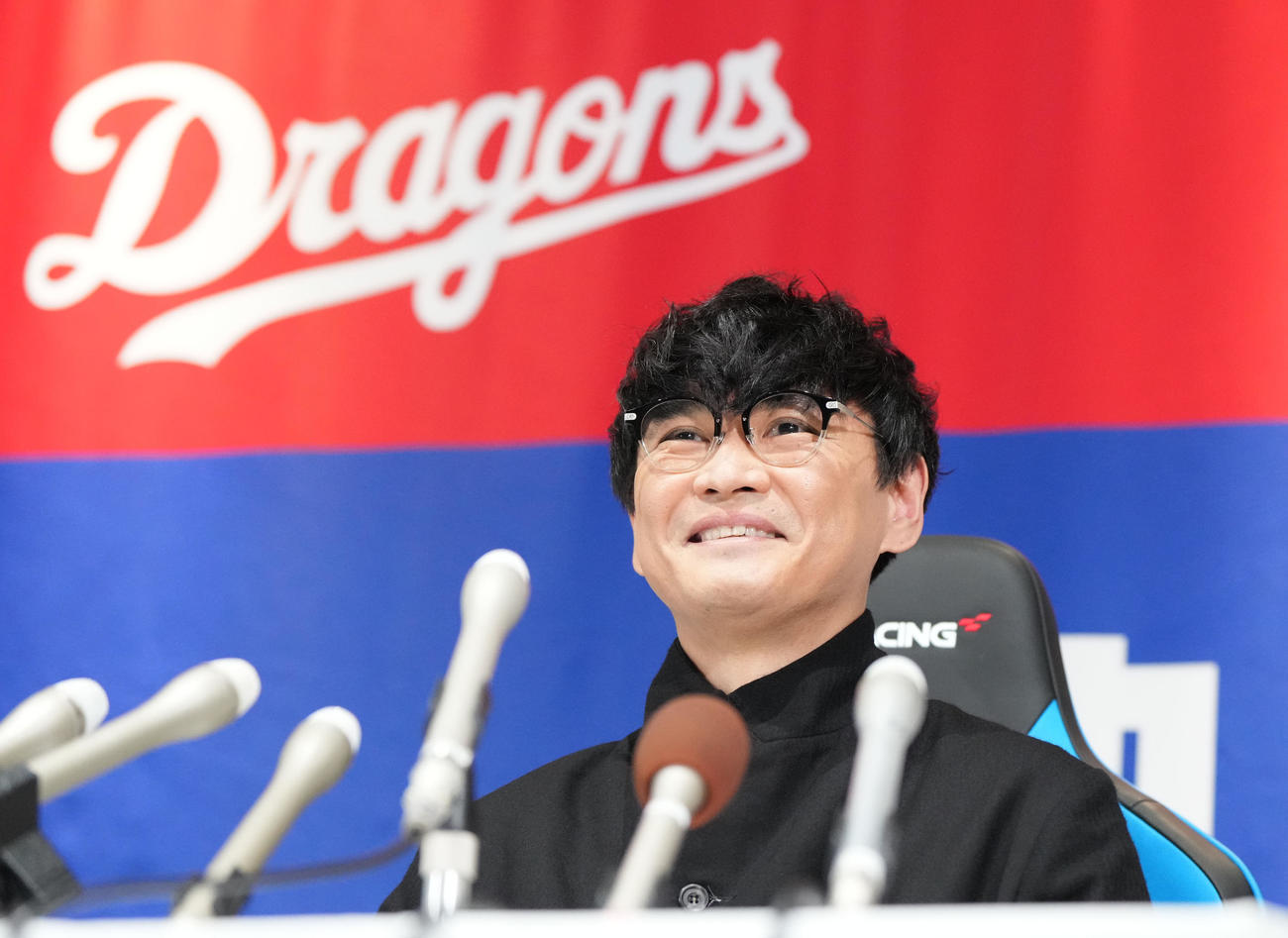 ドラゴンズ90周年広報アンバサダーに就任し会見するサカナクションの山口一郎（撮影・森本幸一）