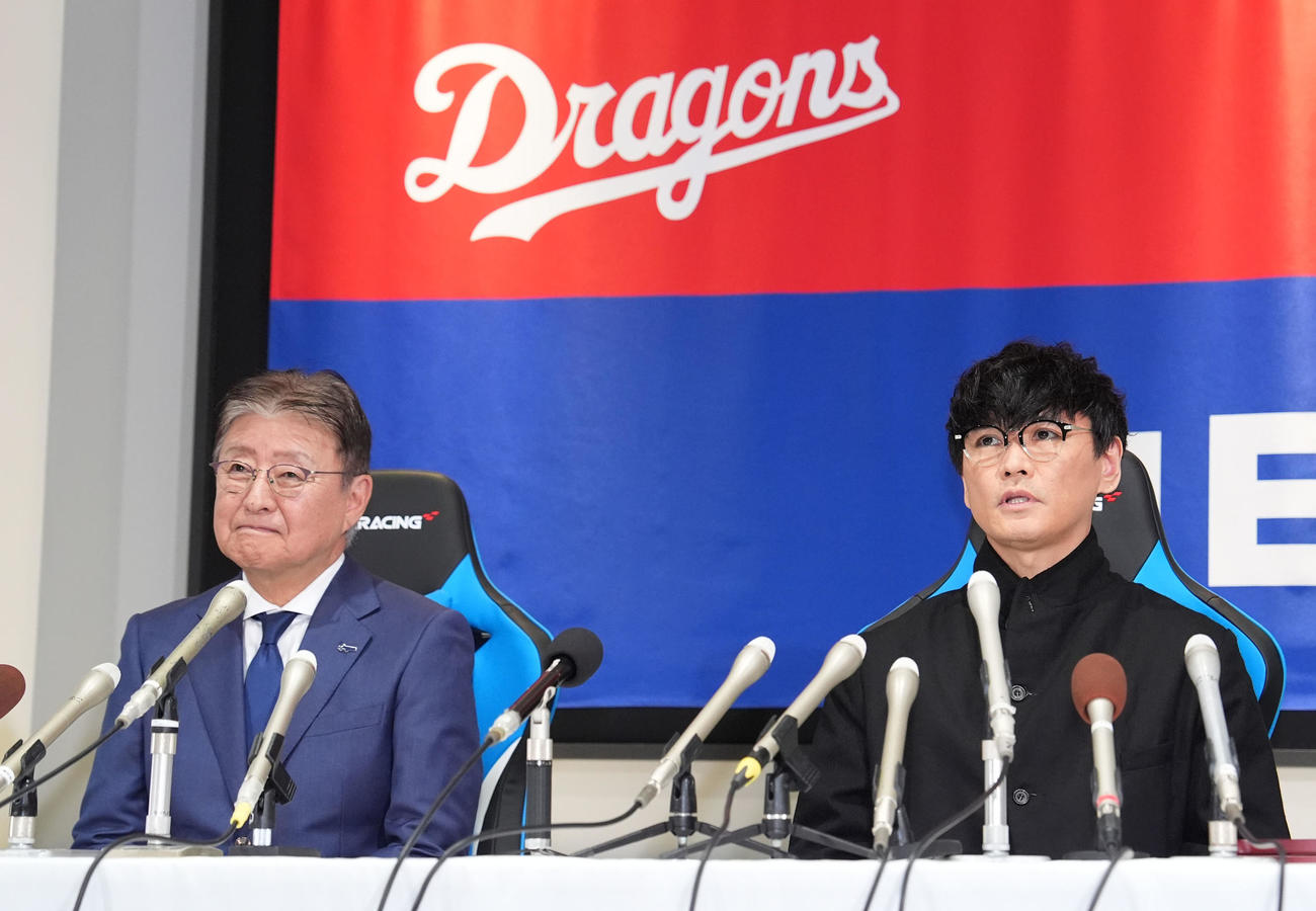 ドラゴンズ90周年広報アンバサダーに就任し会見するサカナクションの山口一郎（右）左は加藤球団社長（撮影・森本幸一）