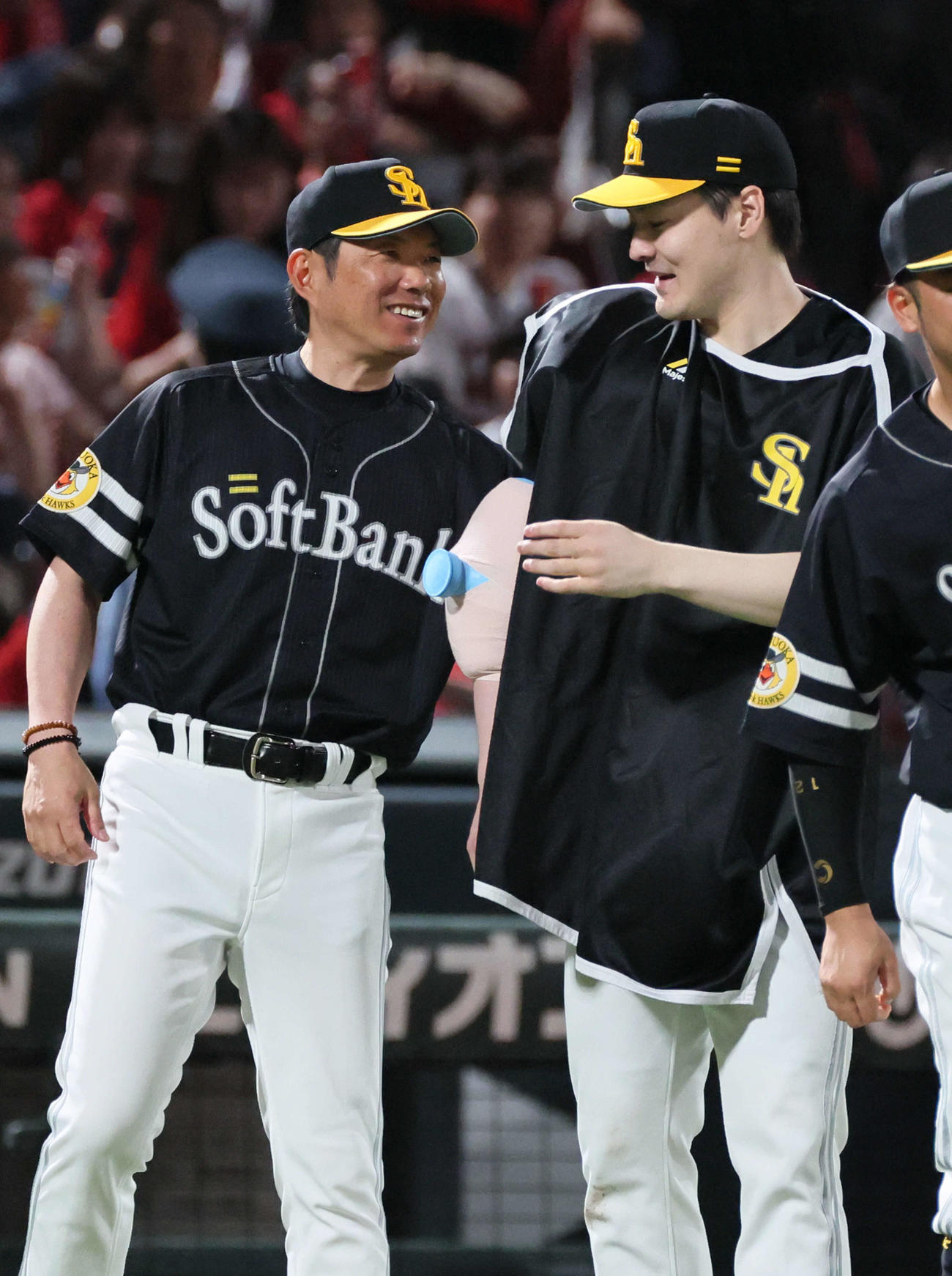 広島対ソフトバンク　有原航平をねぎらう小久保裕紀監督（左）（2025年6月17日撮影）