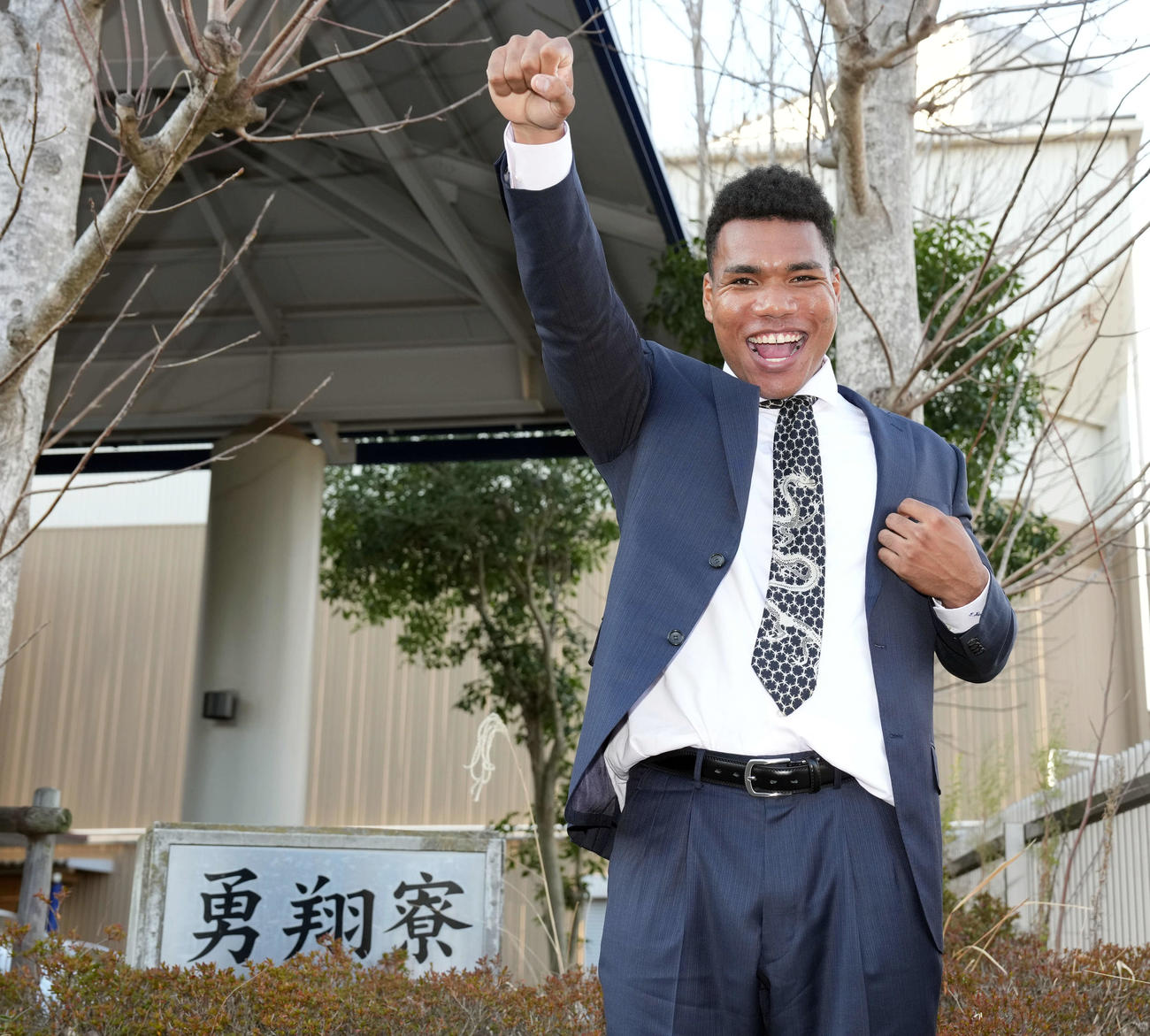「勇翔寮」の前でポーズを決める日本ハムドラフト2位のエドポロ（撮影・たえ見朱実）