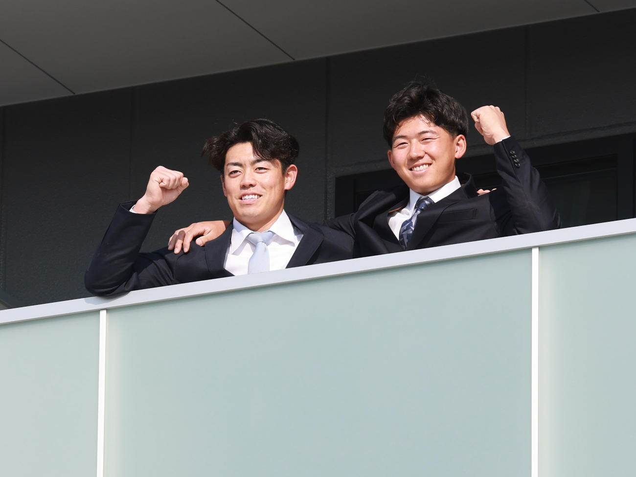 虎風荘に入寮した阪神ドラフト1位の立石（右）と2位の谷端はバルコニーで笑顔を見せる（撮影・上田博志）