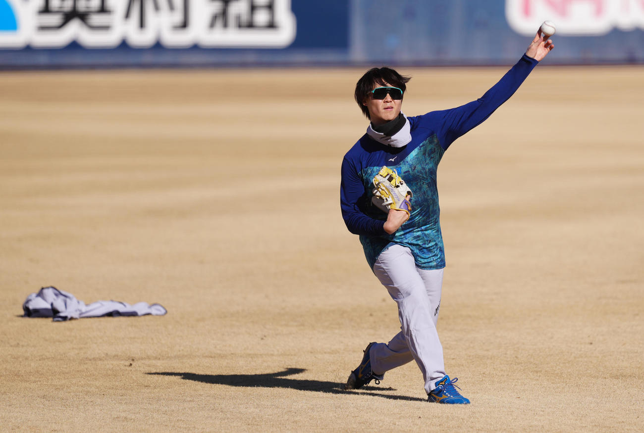 自主トレでキャッチボールする日本ハム山崎（撮影・鈴木みどり）