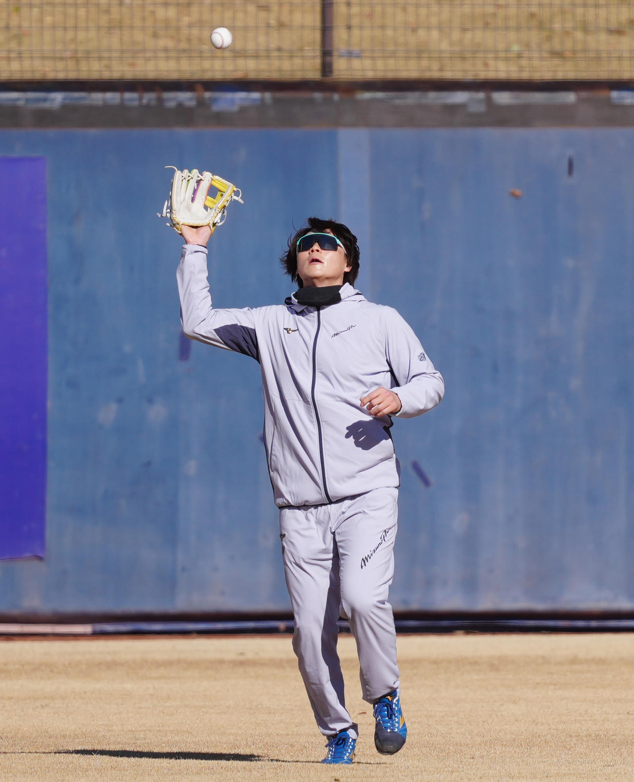 自主トレで汗を流す日本ハム山崎（撮影・鈴木みどり）