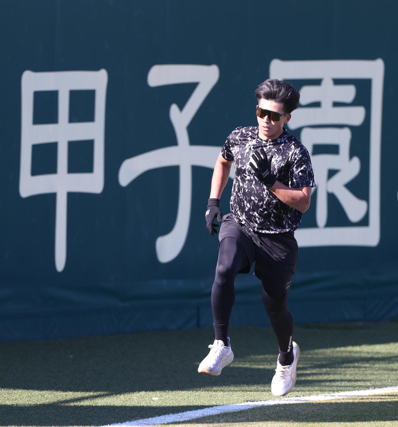 自主トレする阪神立石（撮影・上山淳一）