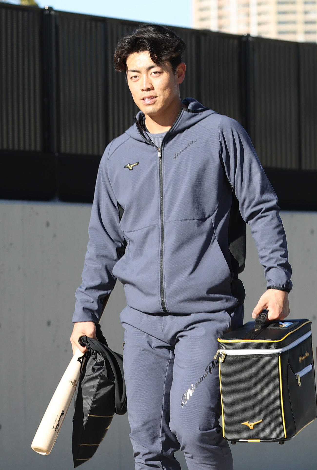 自主トレする阪神谷端（撮影・上山淳一）