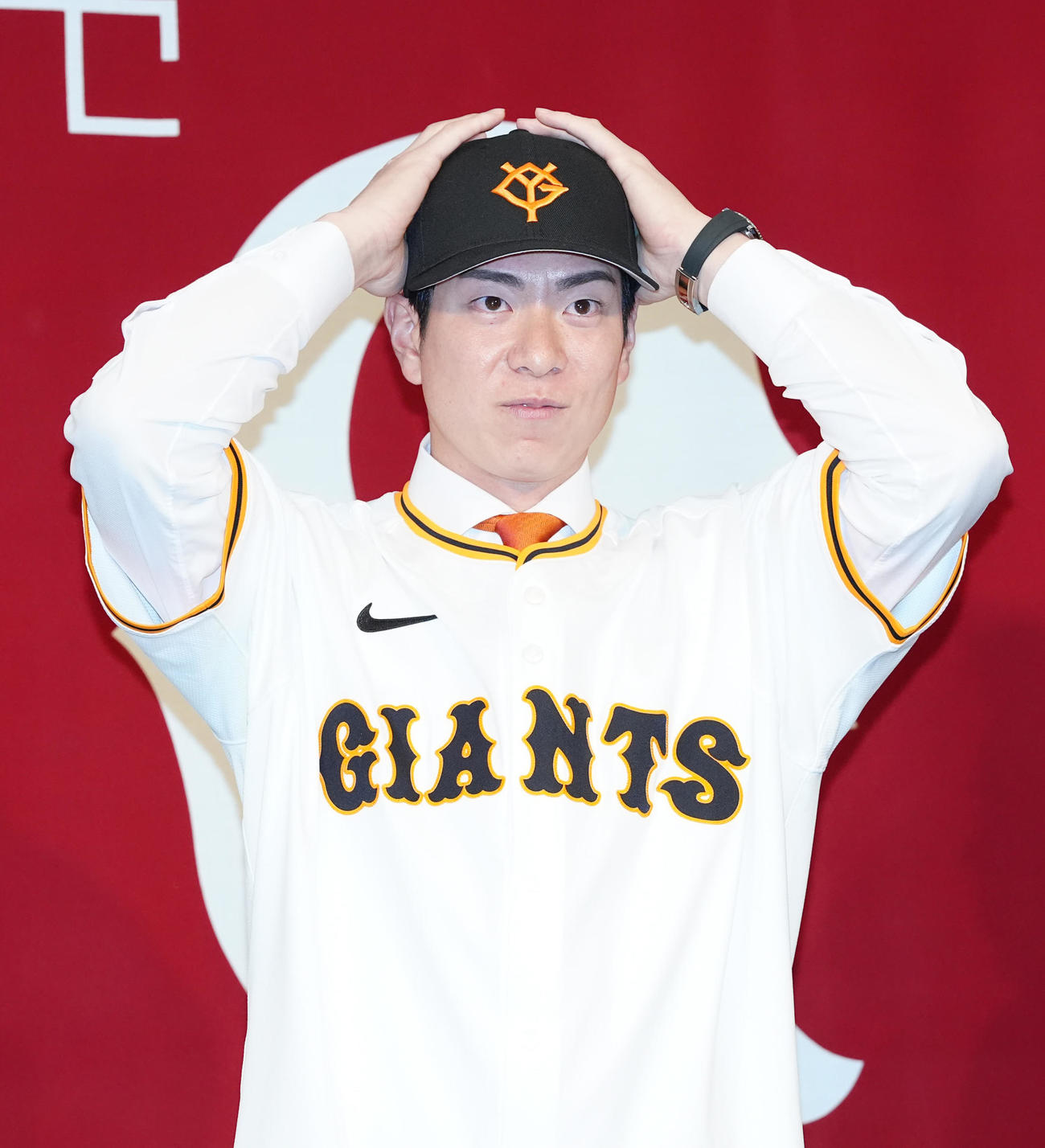 巨人入団会見に臨み、帽子に手をやる松本剛（2025年11月撮影）