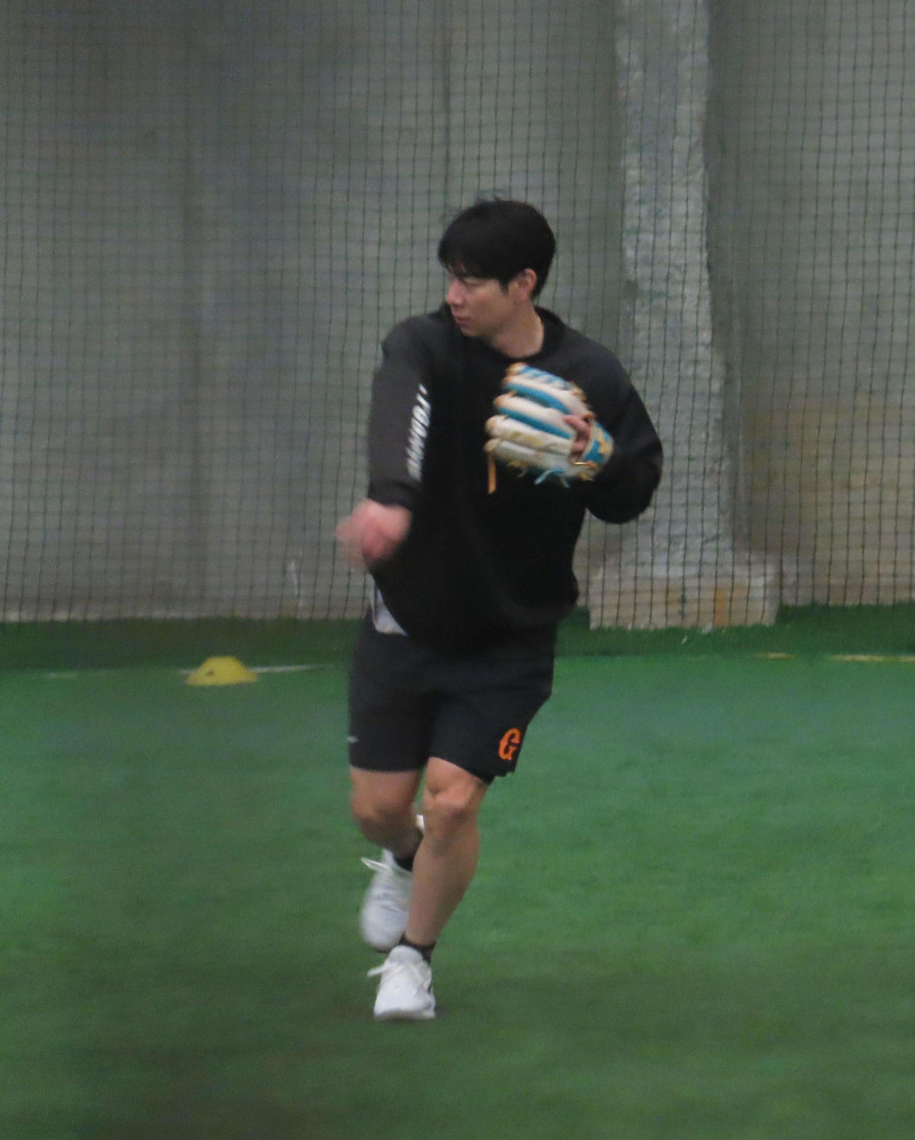 巨人初練習でノックを受ける松本剛（2025年12月撮影）