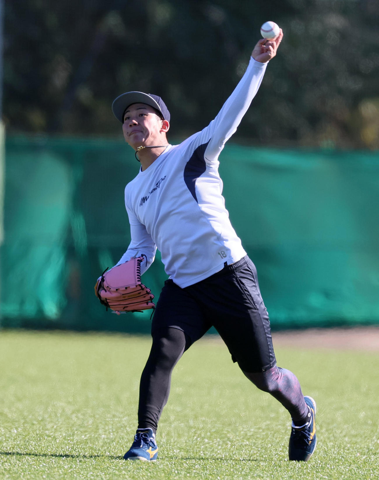 自主トレを公開しキャッチボールする阪神伊原（撮影・加藤哉）