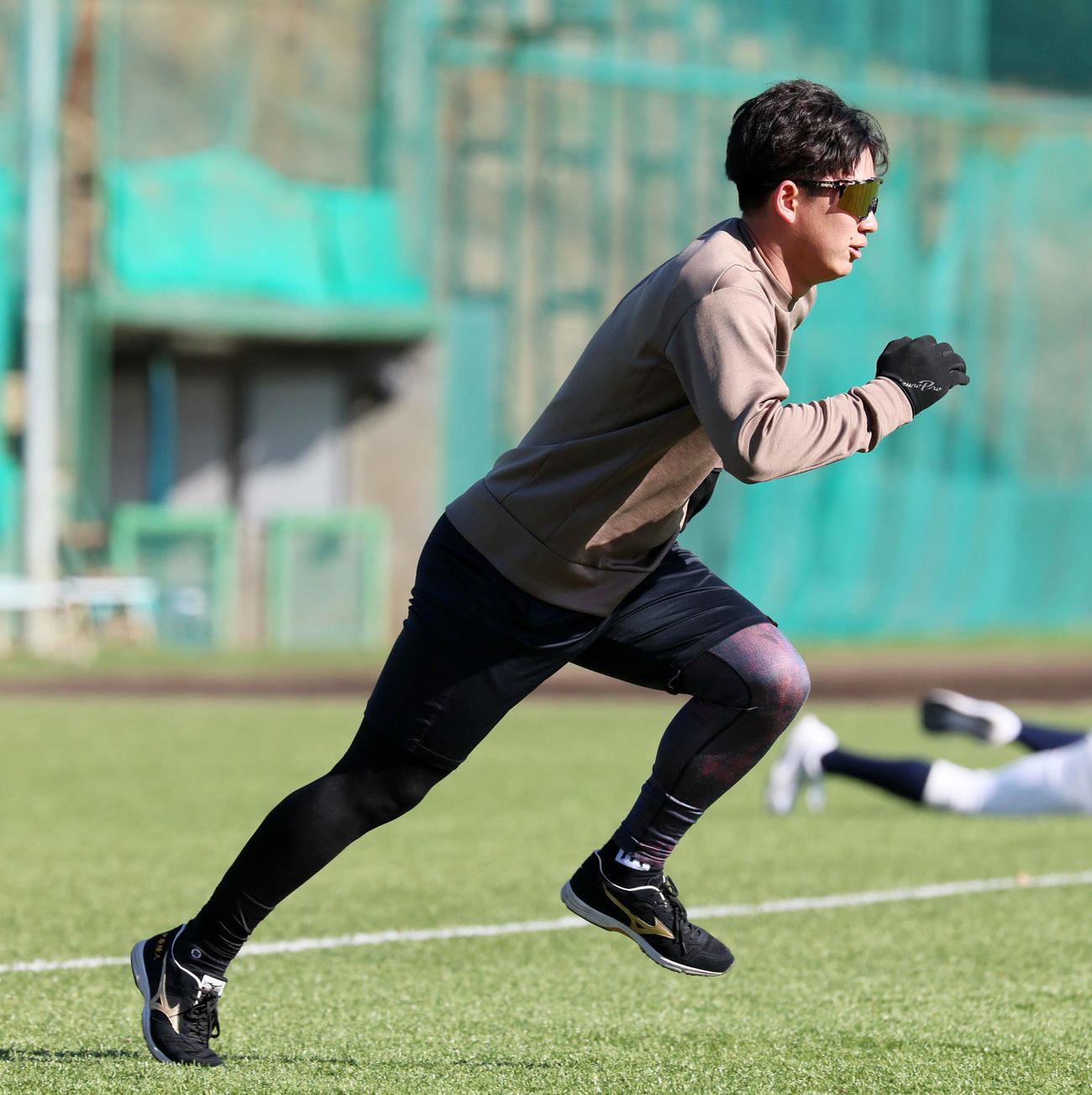 自主トレを公開しキャッチボールを終え塁間の距離をダッシュする阪神伊原（撮影・加藤哉）