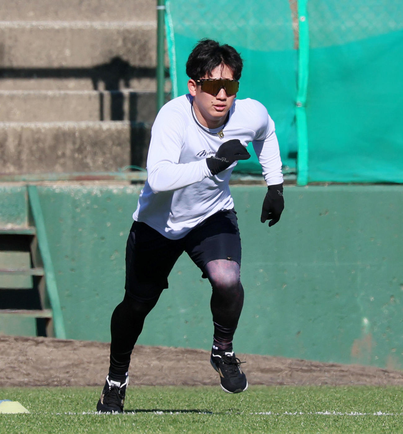 自主トレを公開しキャッチボールを終え塁間の距離をダッシュする阪神伊原（撮影・加藤哉）
