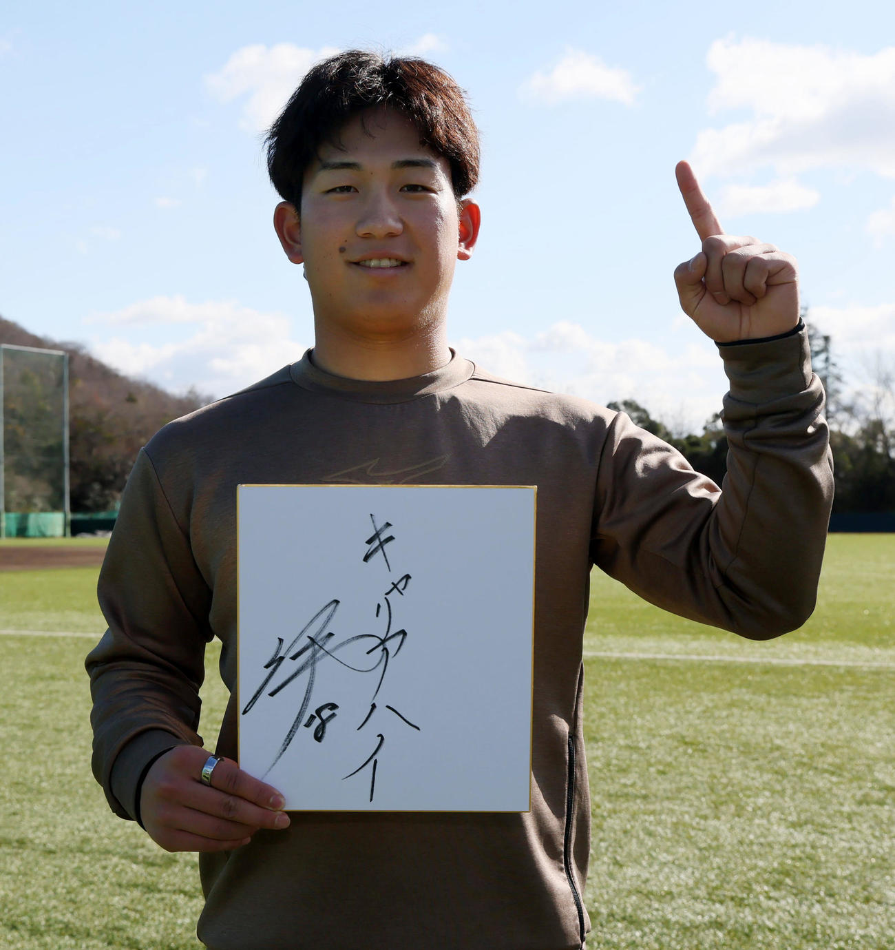 自主トレを公開し色紙に今年の目標を「キャリアハイ」と書いた阪神伊原（撮影・加藤哉）
