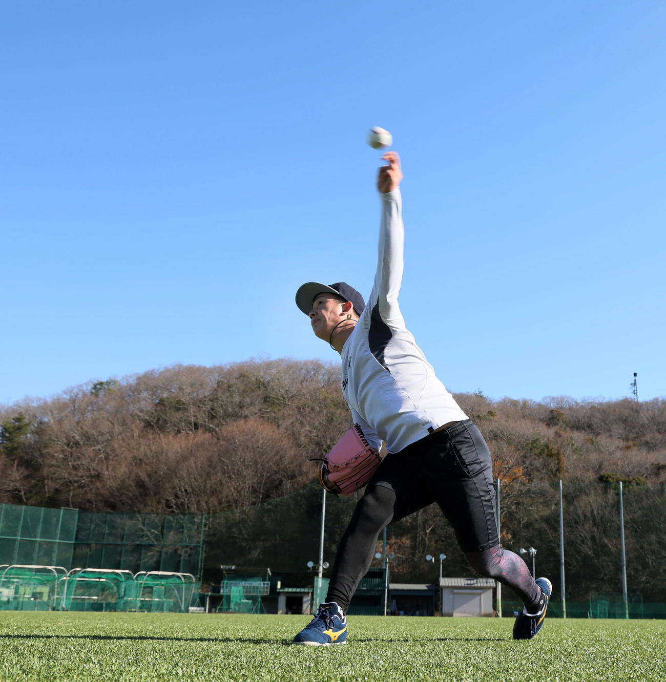 自主トレを公開し青空の下でキャッチボールす阪神伊原（撮影・加藤哉）