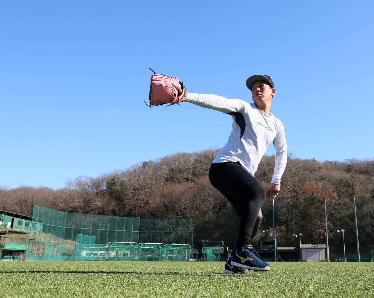 自主トレを公開し青空の下でキャッチボールす阪神伊原（撮影・加藤哉）