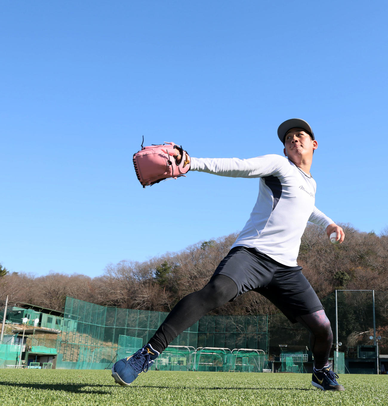 自主トレを公開し青空の下でキャッチボールす阪神伊原（撮影・加藤哉）
