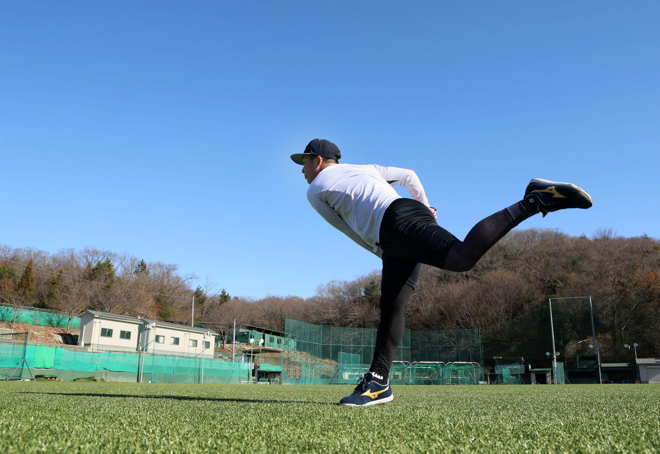 自主トレを公開し青空の下でキャッチボールす阪神伊原（撮影・加藤哉）