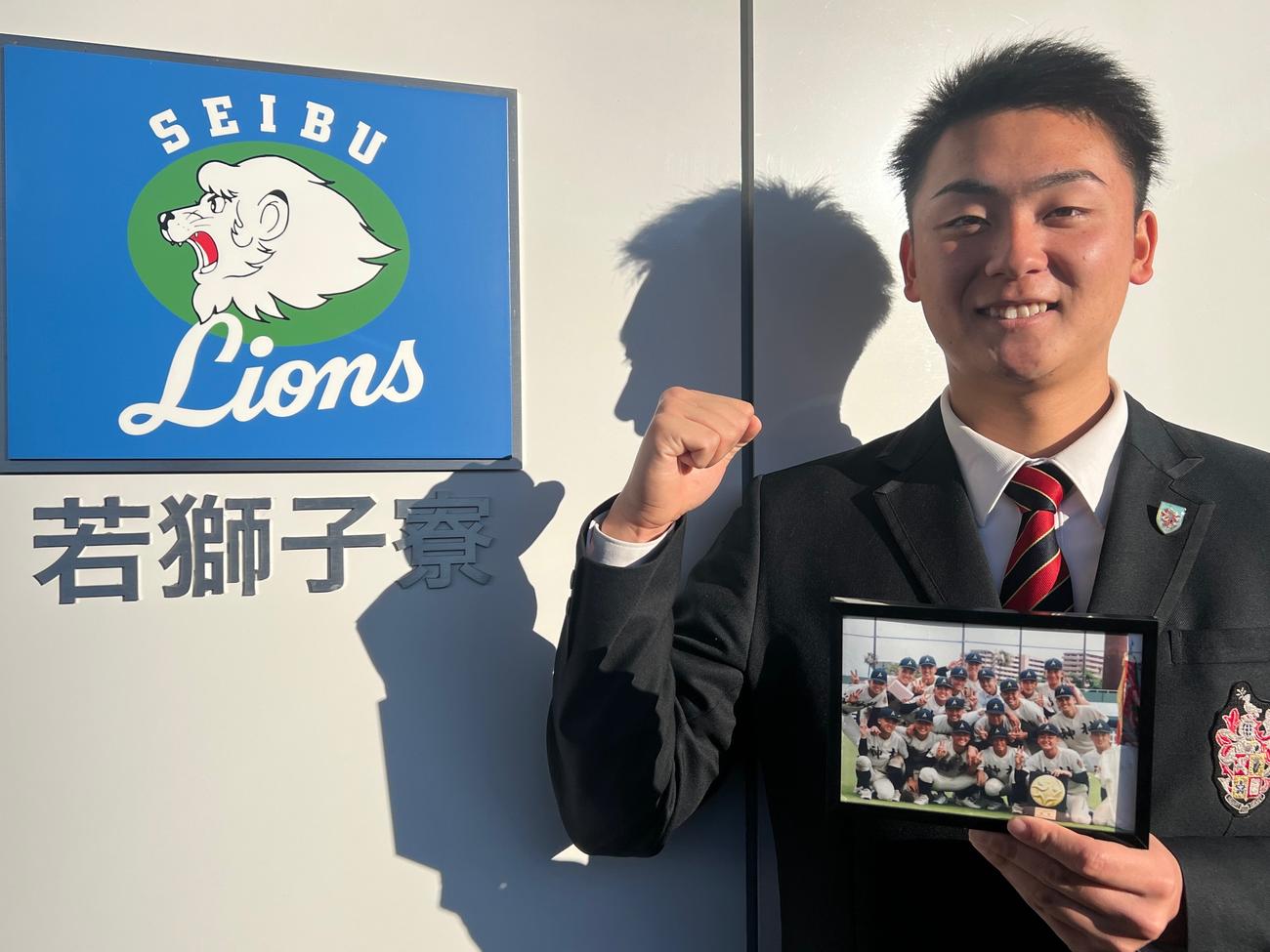 神村学園のチームメートたちとの写真をもって入寮した西武育成2位の今岡拓夢（撮影・金子真仁）