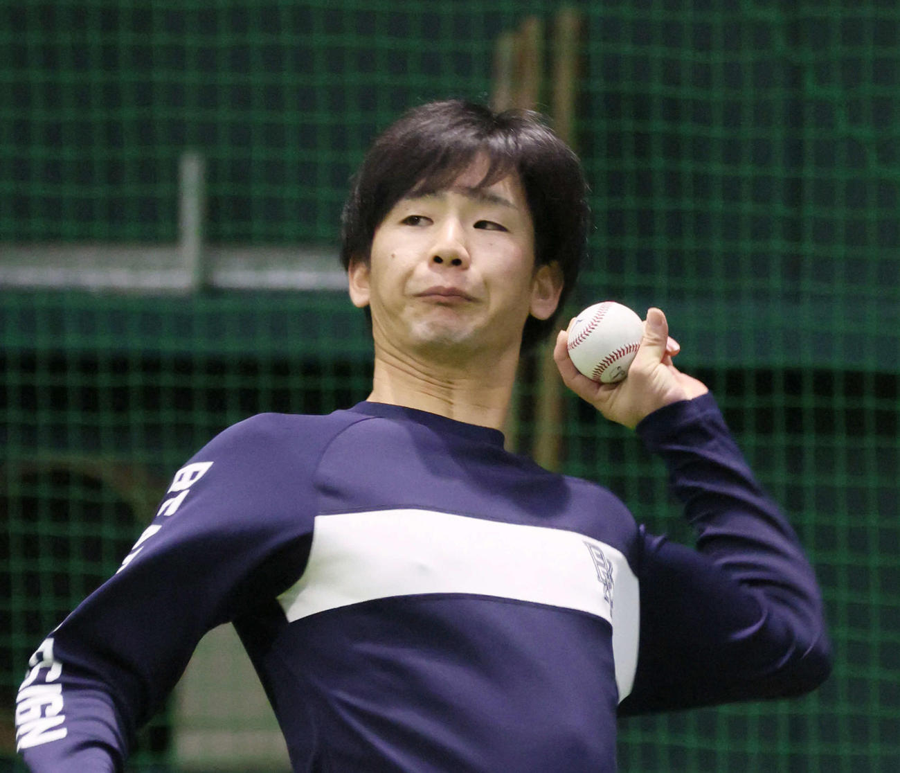 自主トレでキャッチボールをする広島森浦（撮影・加藤孝規）