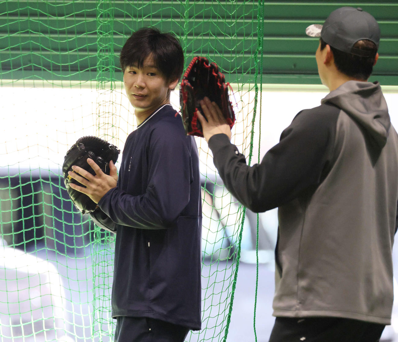 自主トレする広島森浦（左）と栗林（撮影・加藤孝規）