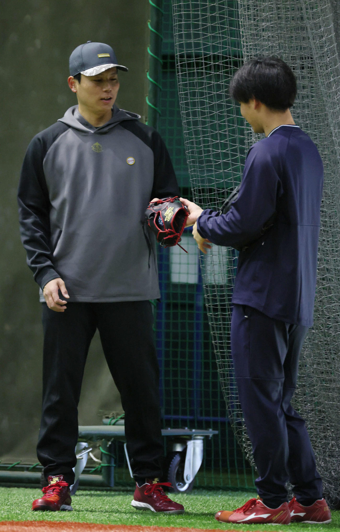 自主トレする広島栗林（左）と森浦（撮影・加藤孝規）