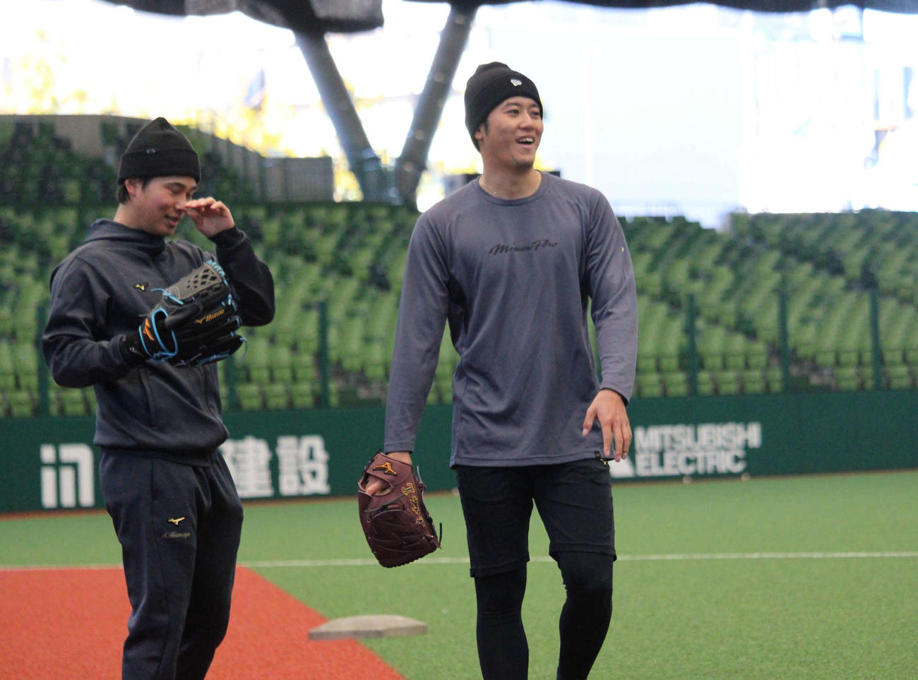 自主トレを行う西武佐藤隼（右）と浜屋（撮影・金子真仁）