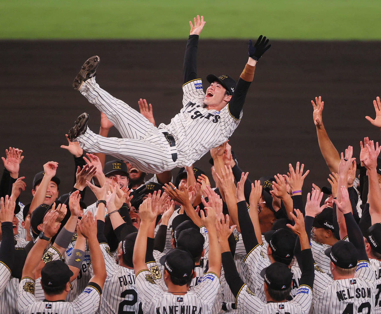 リーグ優勝を決めナインから胴上げされる中野