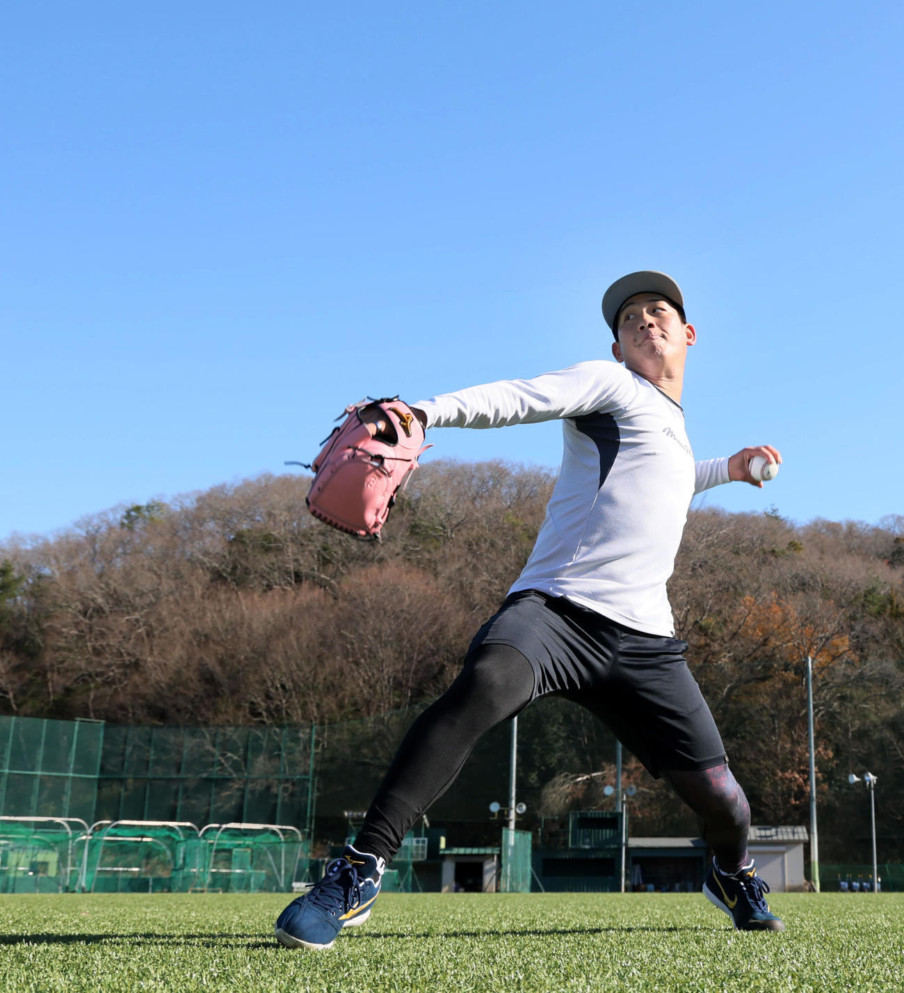自主トレを公開し青空の下でキャッチボールす阪神伊原（撮影・加藤哉）
