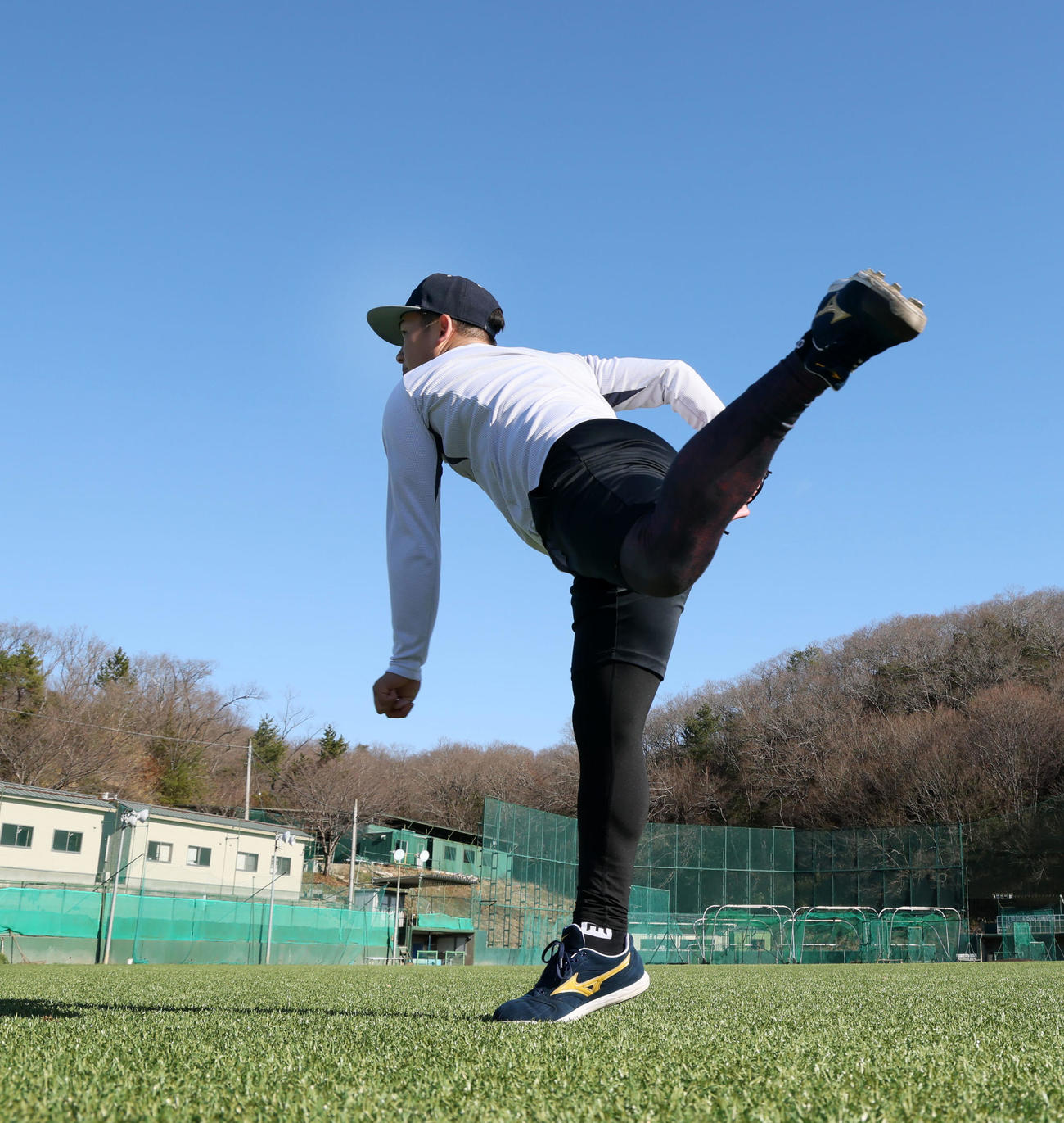 自主トレを公開し青空の下でキャッチボールす阪神伊原（撮影・加藤哉）
