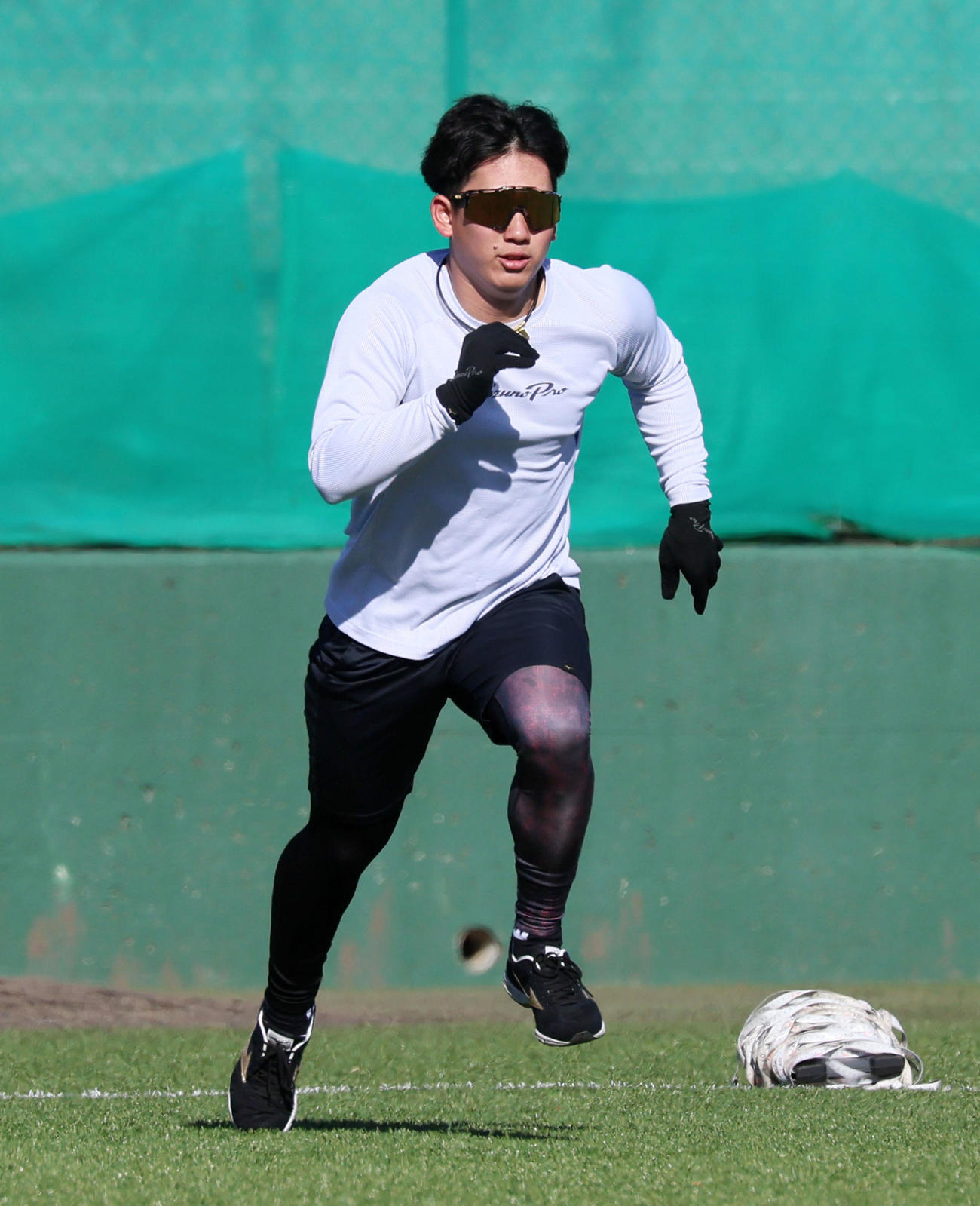 自主トレを公開しキャッチボールを終え塁間の距離をダッシュする阪神伊原（撮影・加藤哉）
