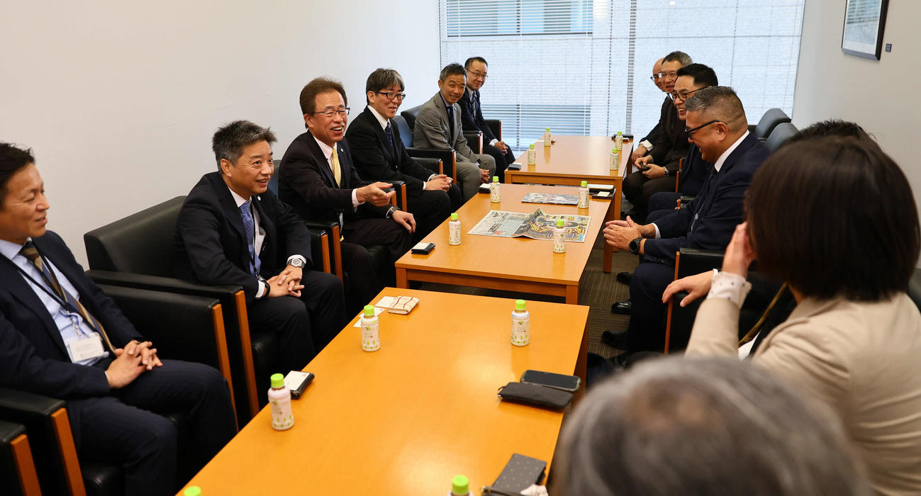 新年のあいさつに日刊スポーツ西日本本社を訪れ、歓談する阪神粟井球団社長（左から3人目）ら（撮影・宮崎幸一）