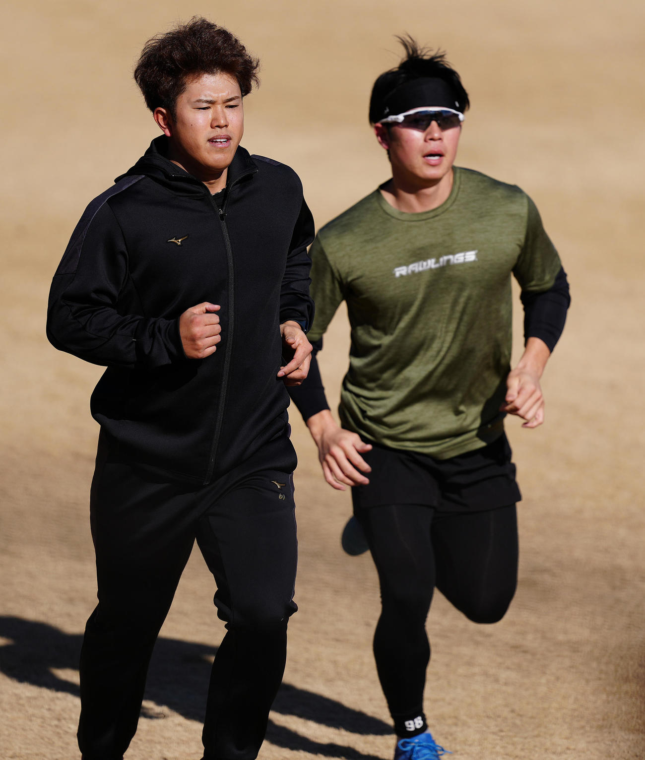 ランニングで汗を流す日本ハム今川（左）と梅林（撮影・鈴木みどり）