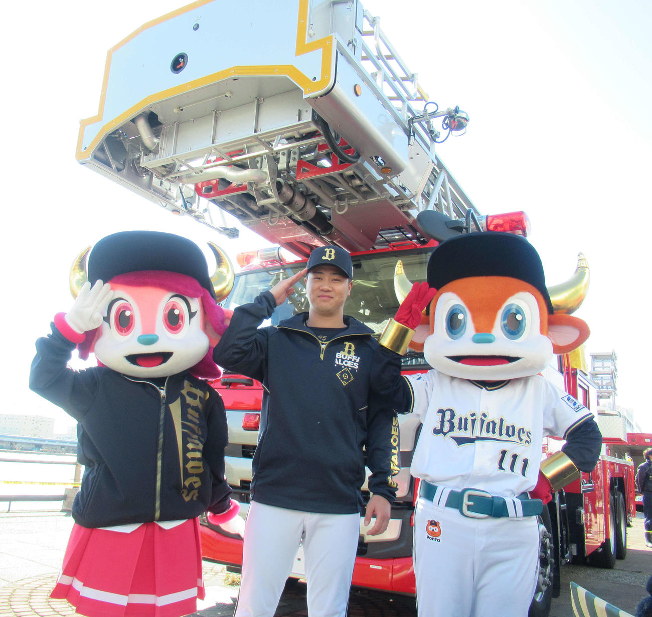 2年連続で大阪市消防出初式に参加したオリックス才木（中央）