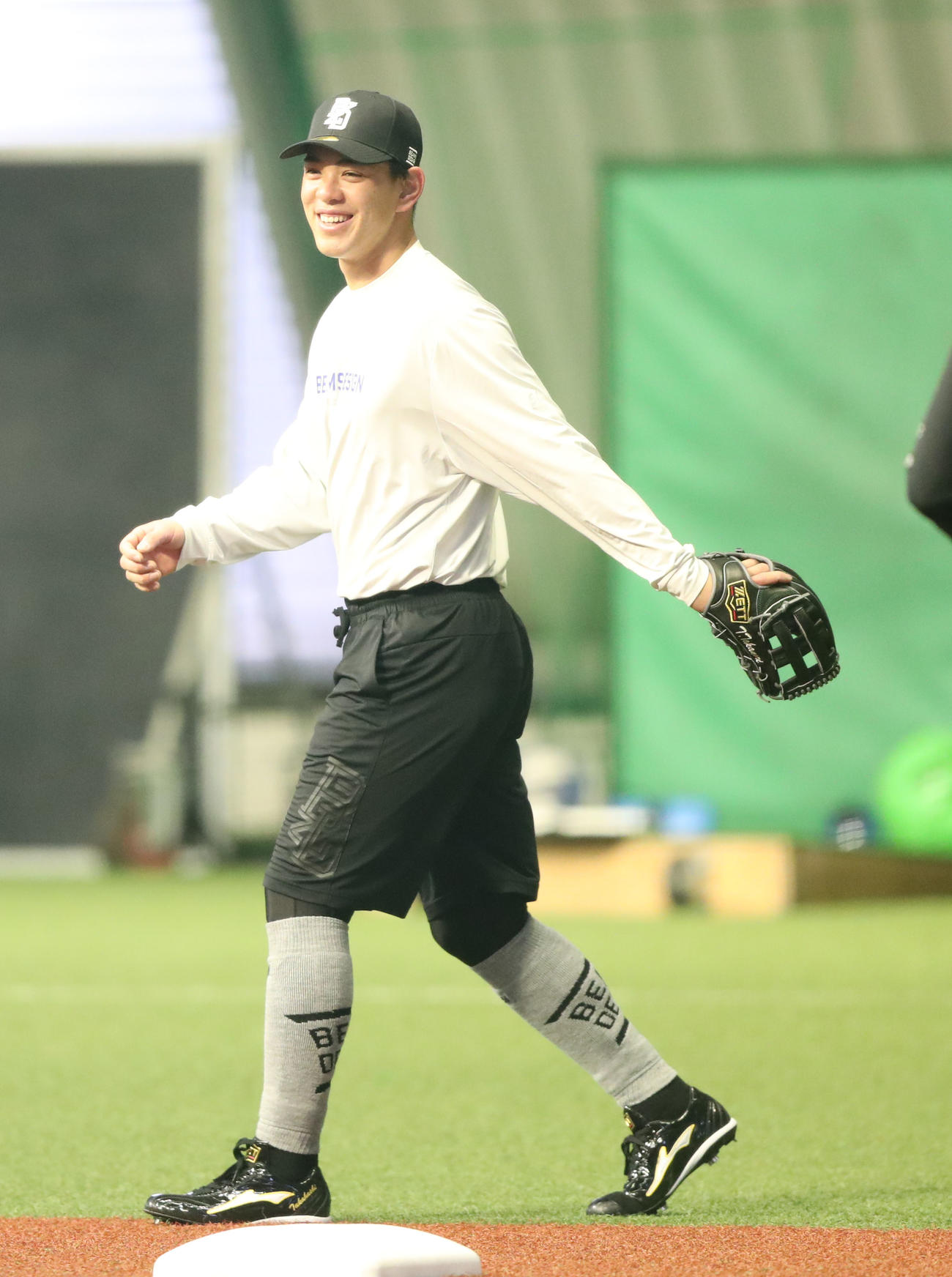 練習中、笑顔を見せるソフトバンク高橋（撮影・梅根麻紀）
